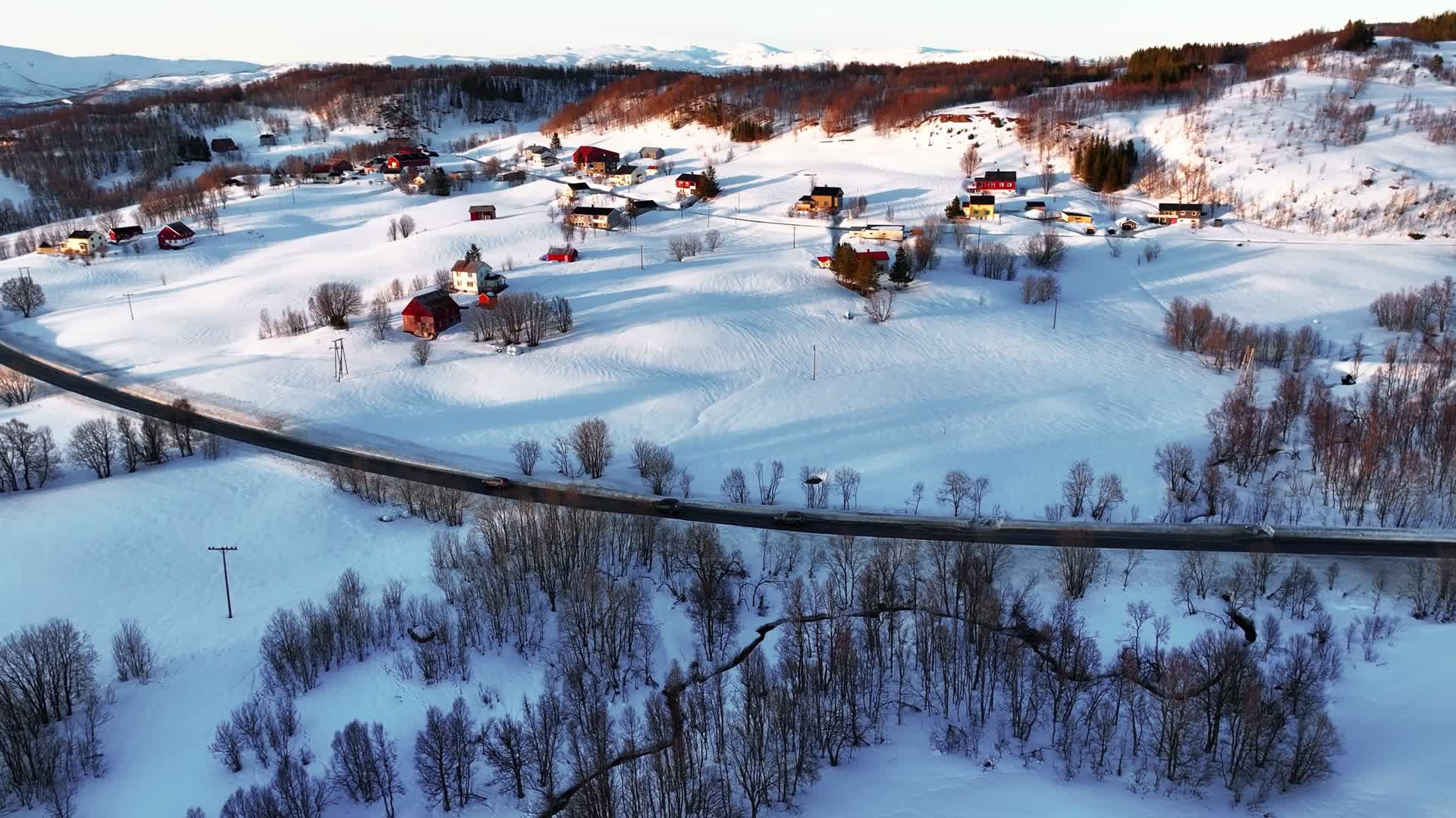4K航拍北欧挪威芬斯内斯小镇风光雪景视频的预览图