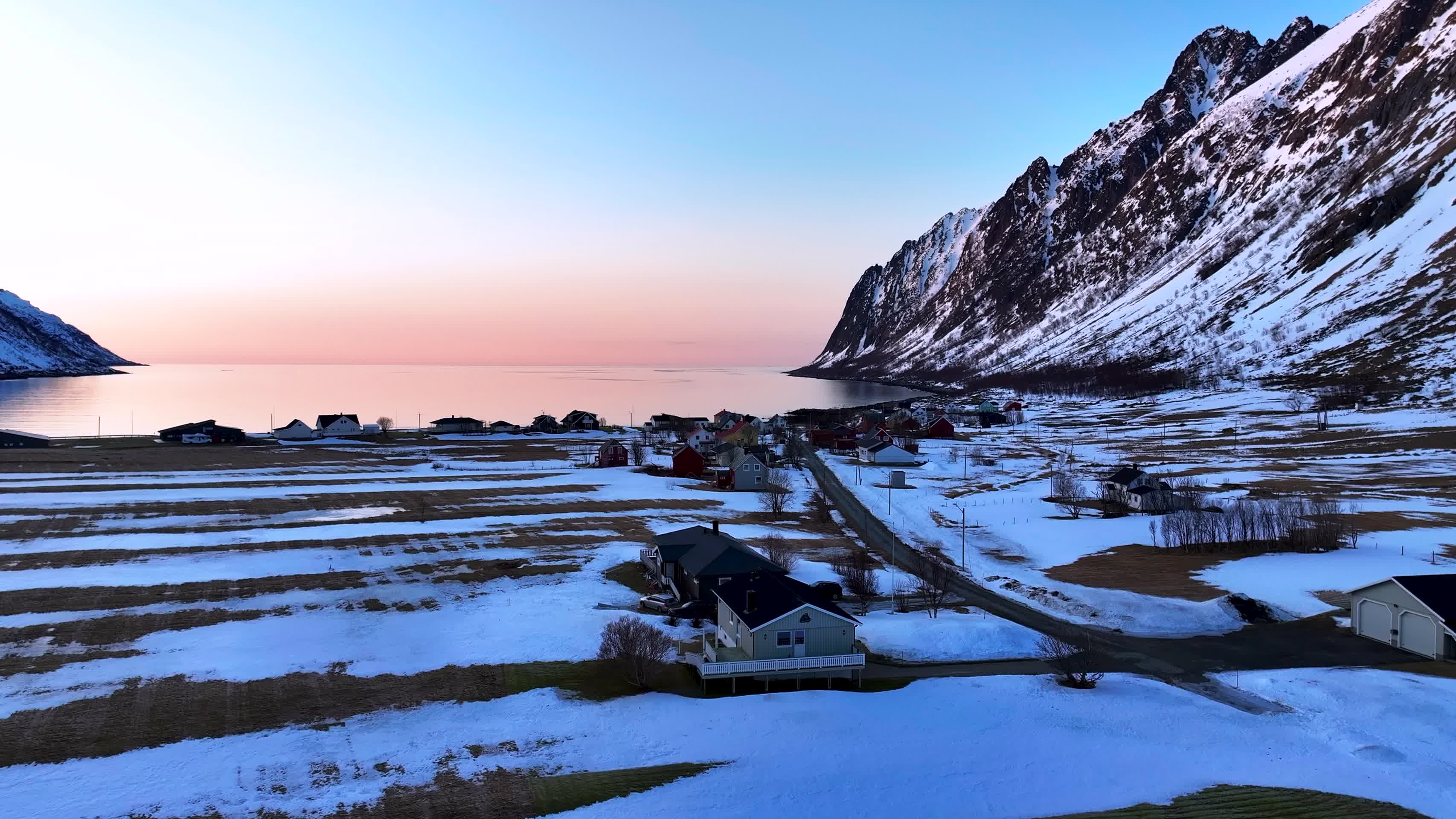 4K航拍挪威塞尼亚岛雪景晚霞自然风光视频的预览图
