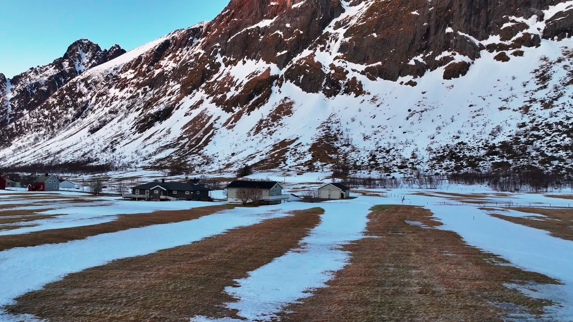 4k航拍北欧挪威塞尼亚岛雪景风光视频的预览图