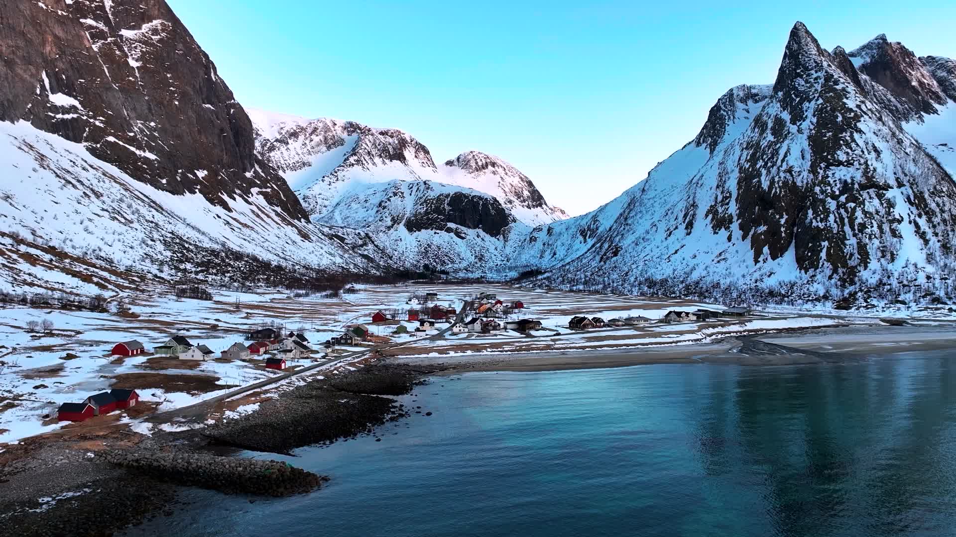 4K航拍北欧挪威塞尼亚岛自然风光视频的预览图