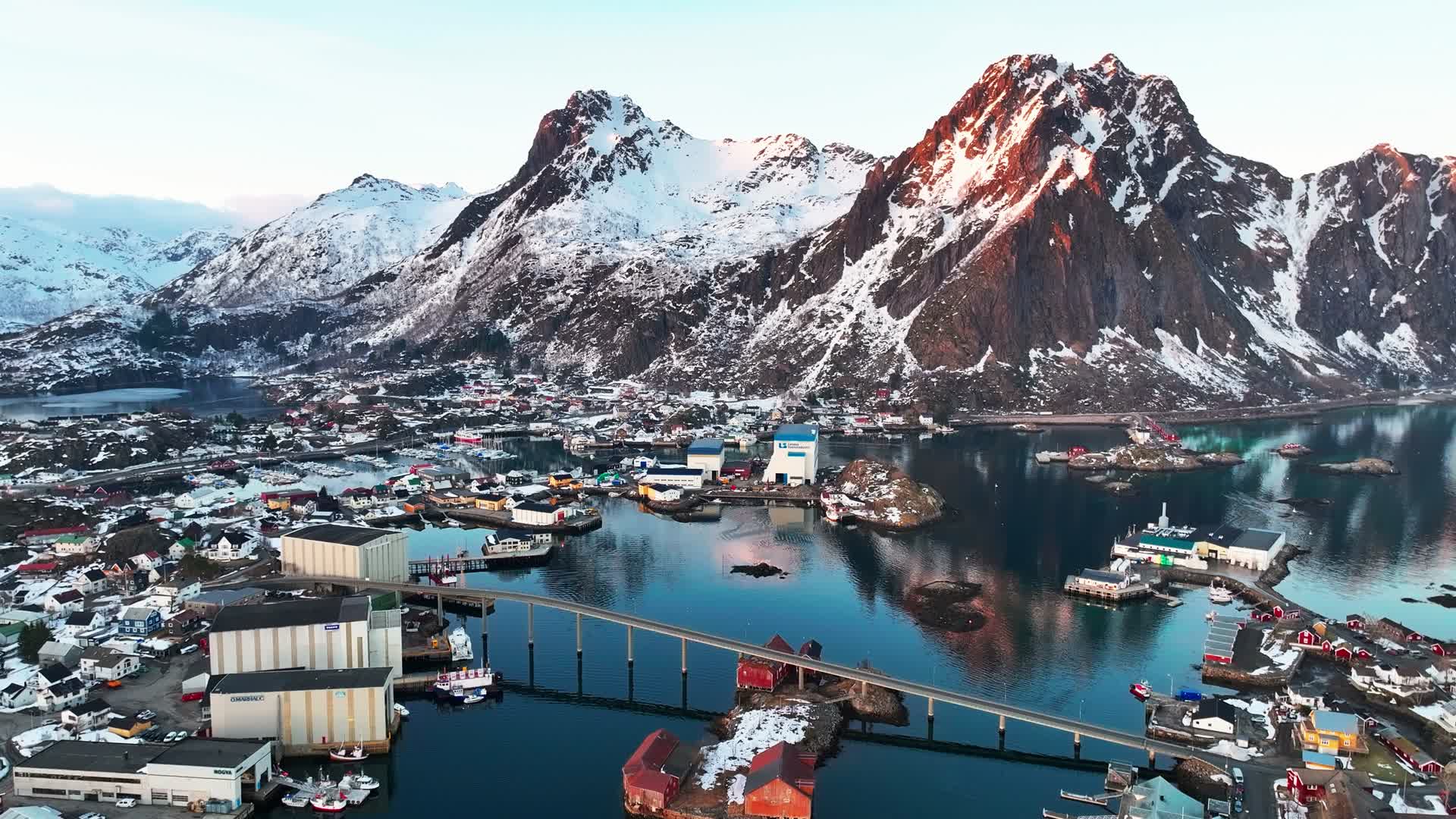 4K航拍挪威亨宁斯维尔小镇自然风光视频的预览图