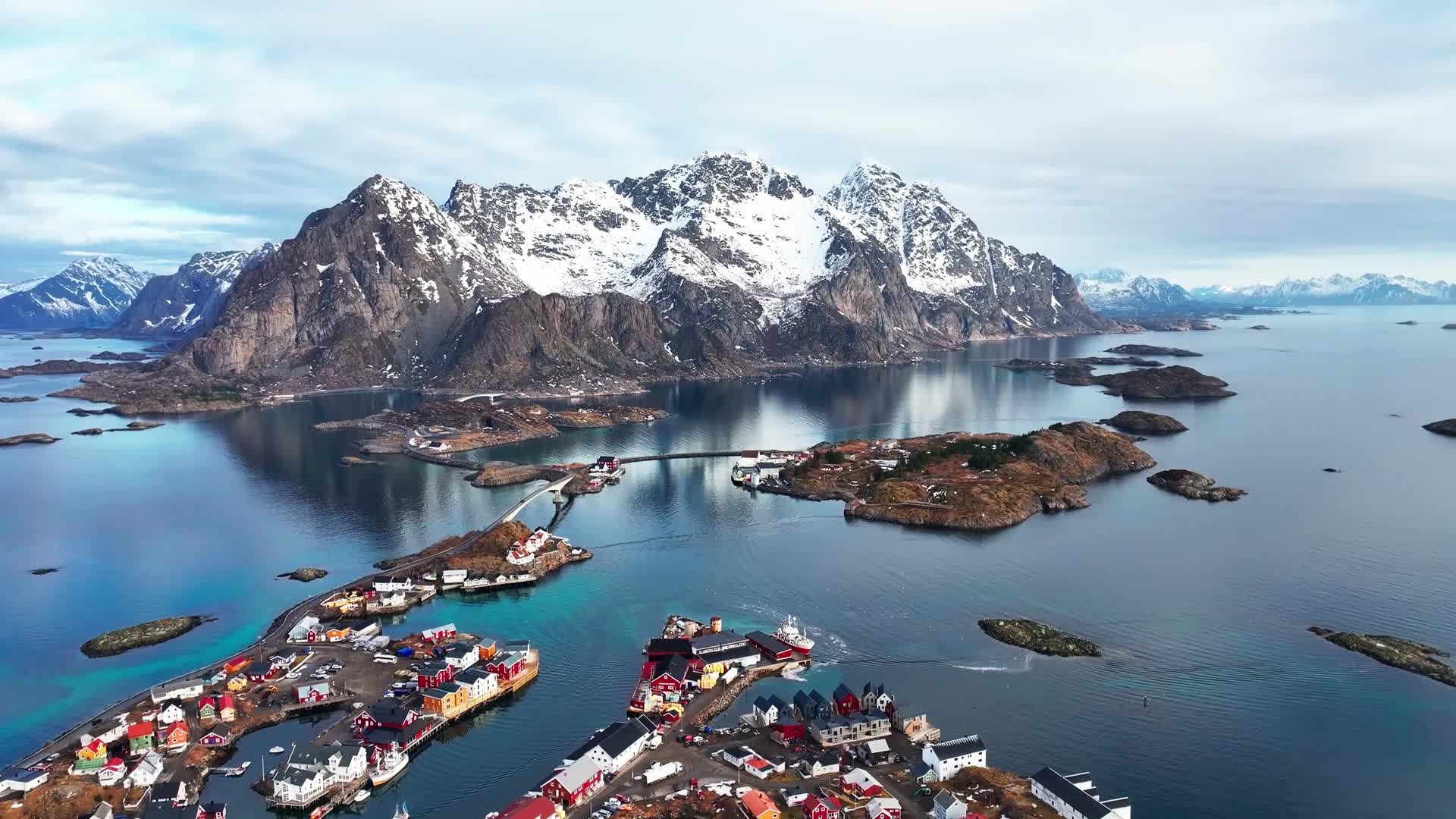 4K航拍挪威亨宁斯维尔足球场最美风光视频的预览图