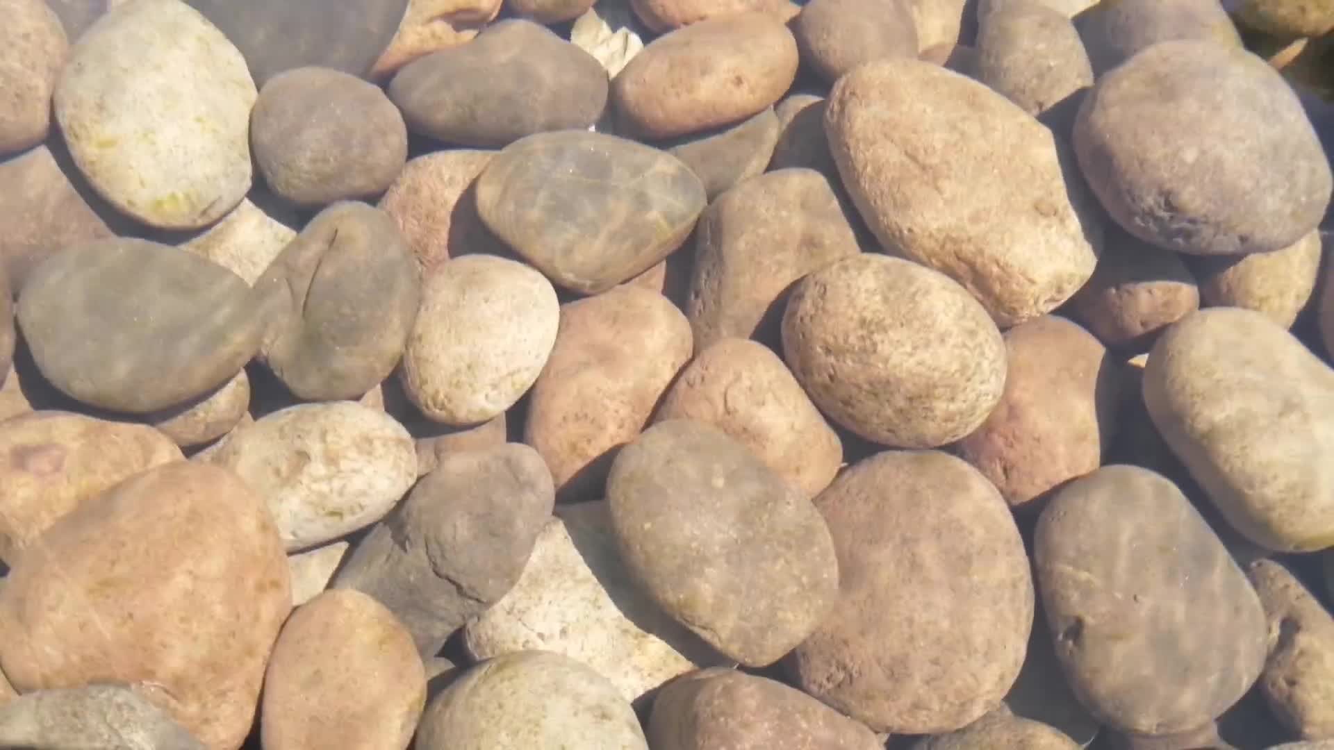 水波纹鹅卵石圆石头石子溪流视频的预览图