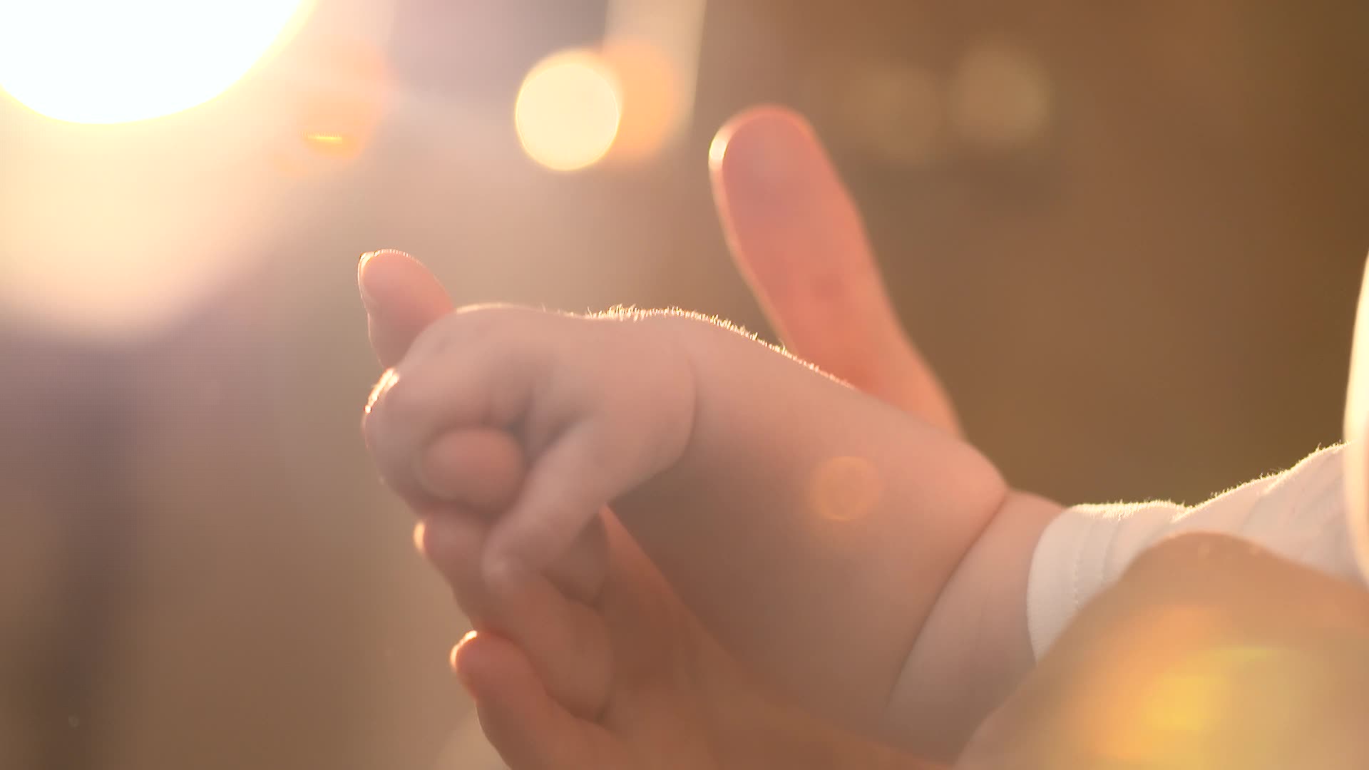 母亲牵着婴儿的手视频的预览图