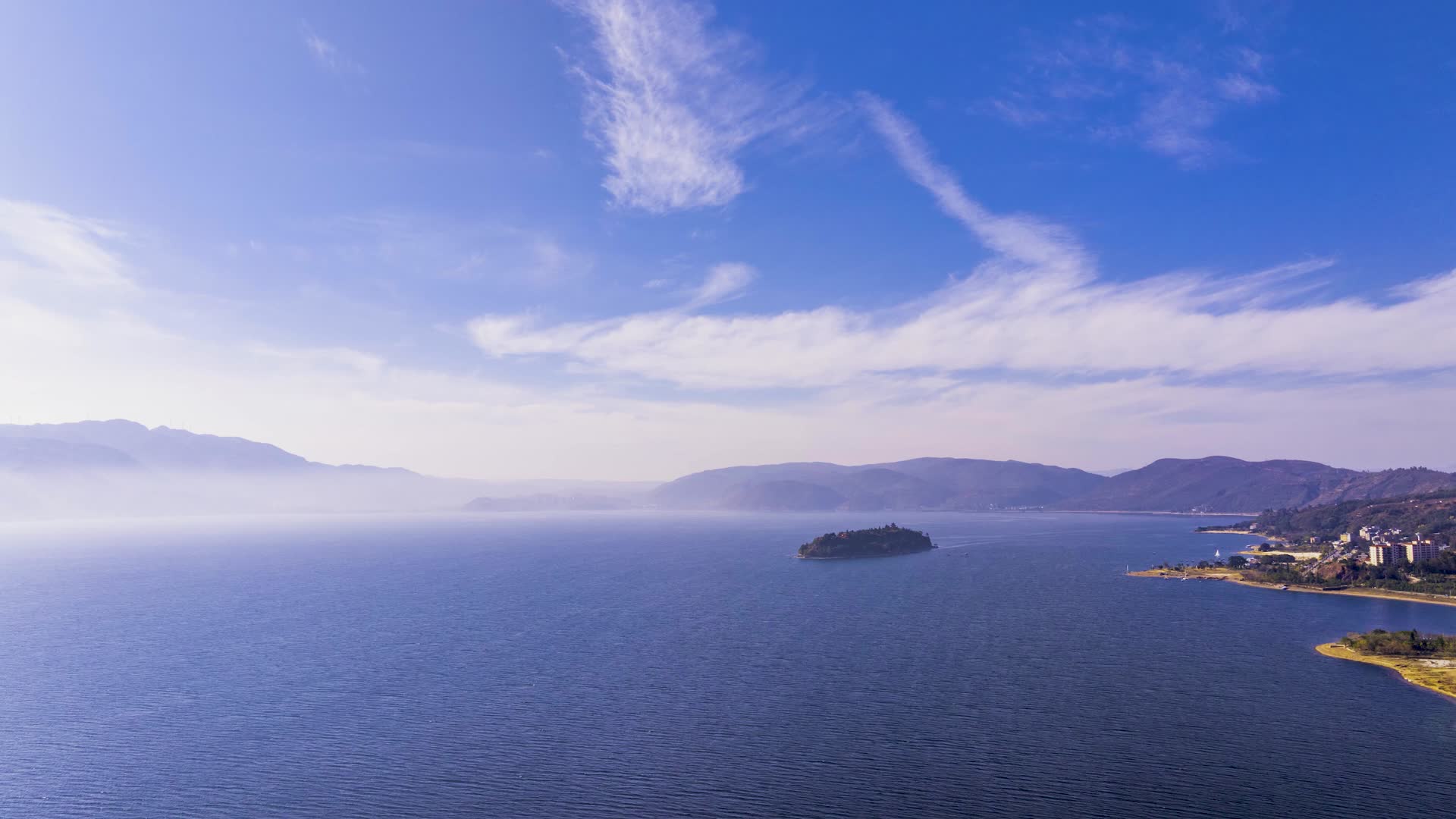 延时航拍玉溪抚仙湖蓝天白云视频的预览图