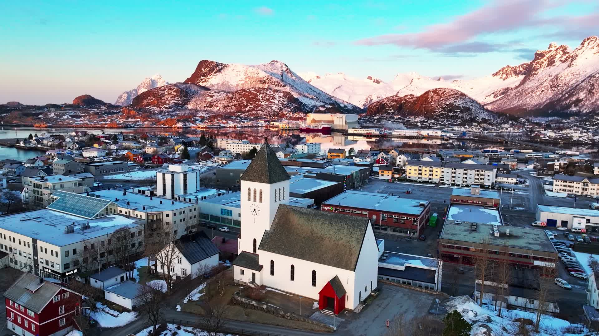 4K航拍挪威亨宁斯维尔小镇自然风光视频的预览图