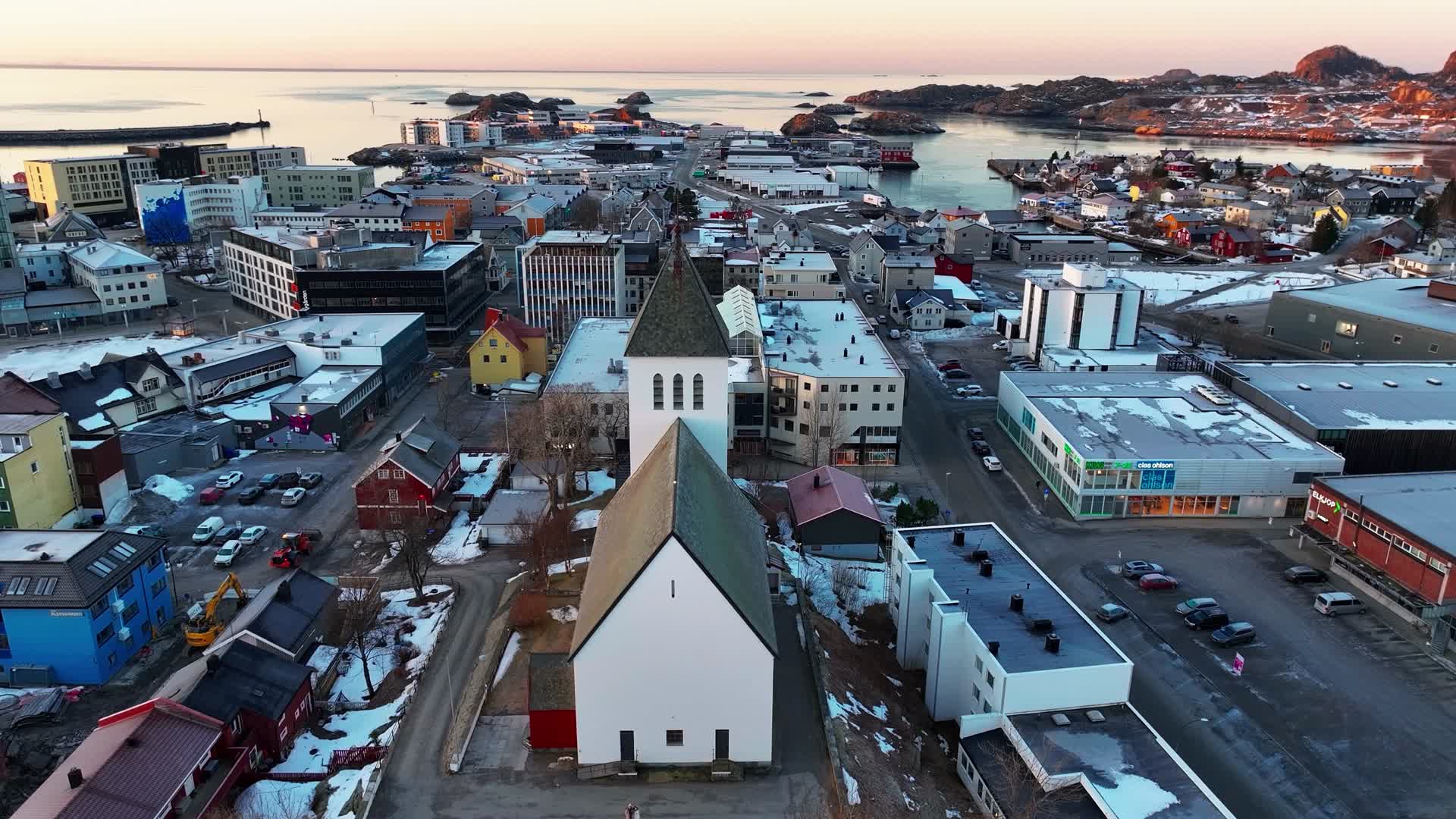 4K航拍挪威亨宁斯维尔足球场最美风光视频的预览图