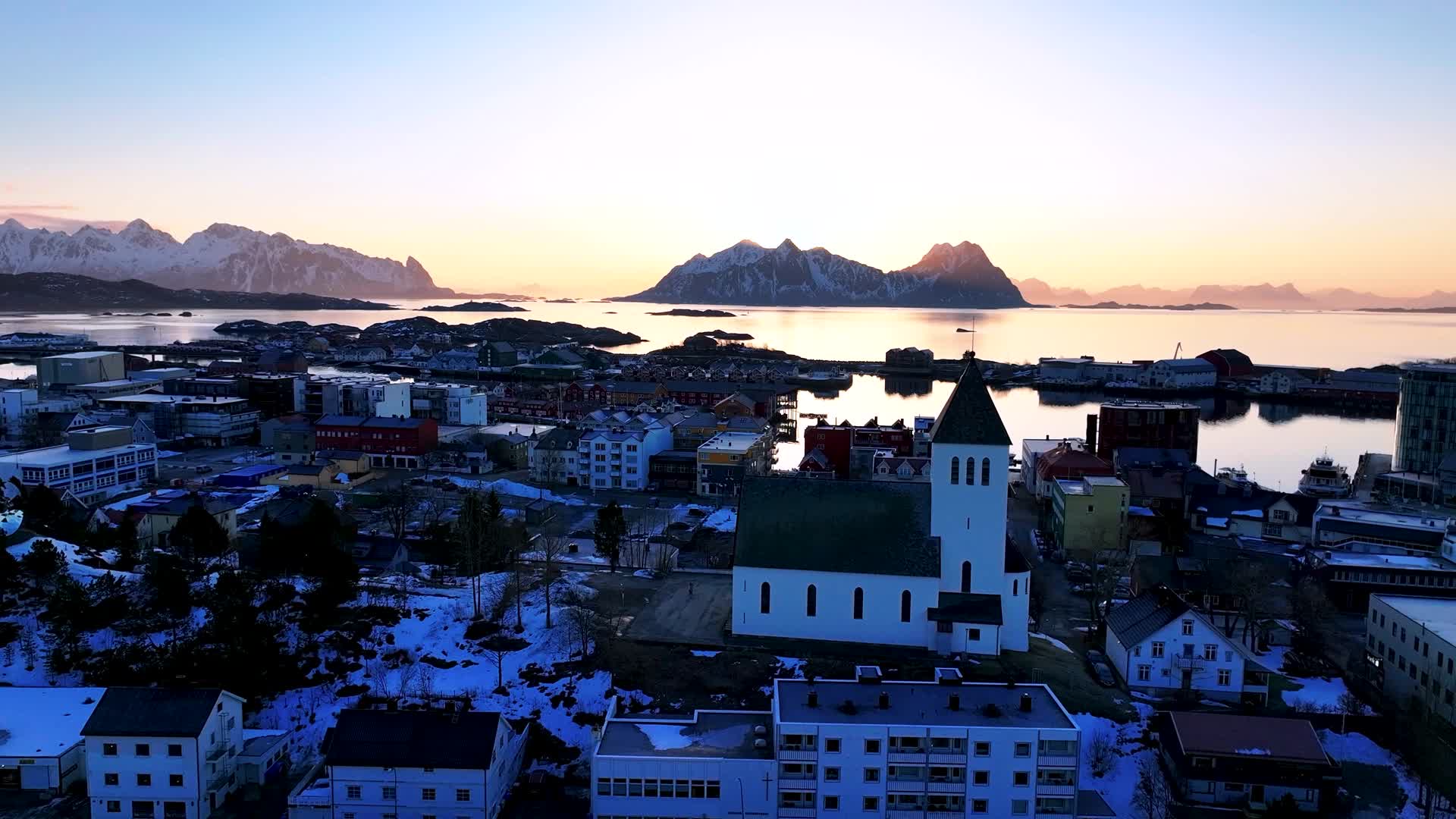 4K航拍挪威罗弗敦群岛亨宁斯维尔无限风光视频的预览图