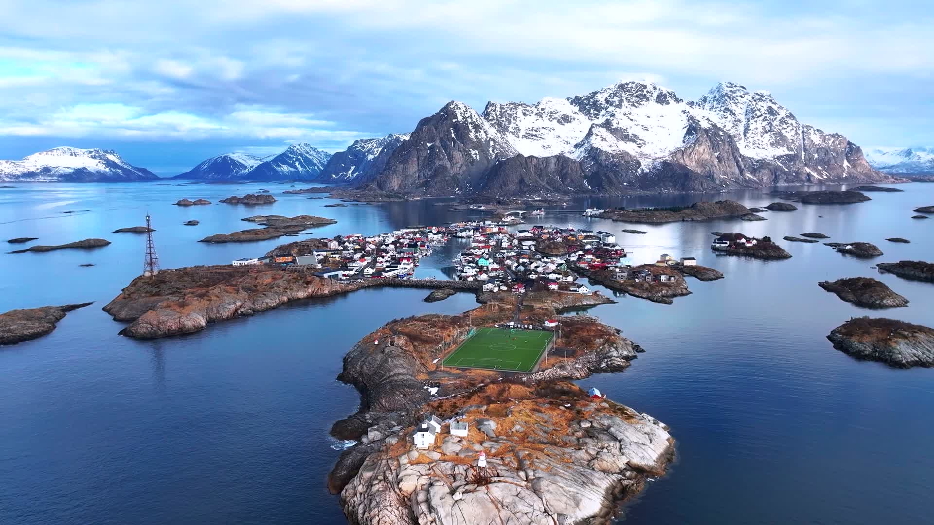4K航拍挪威亨宁斯维尔足球场自然风光视频的预览图