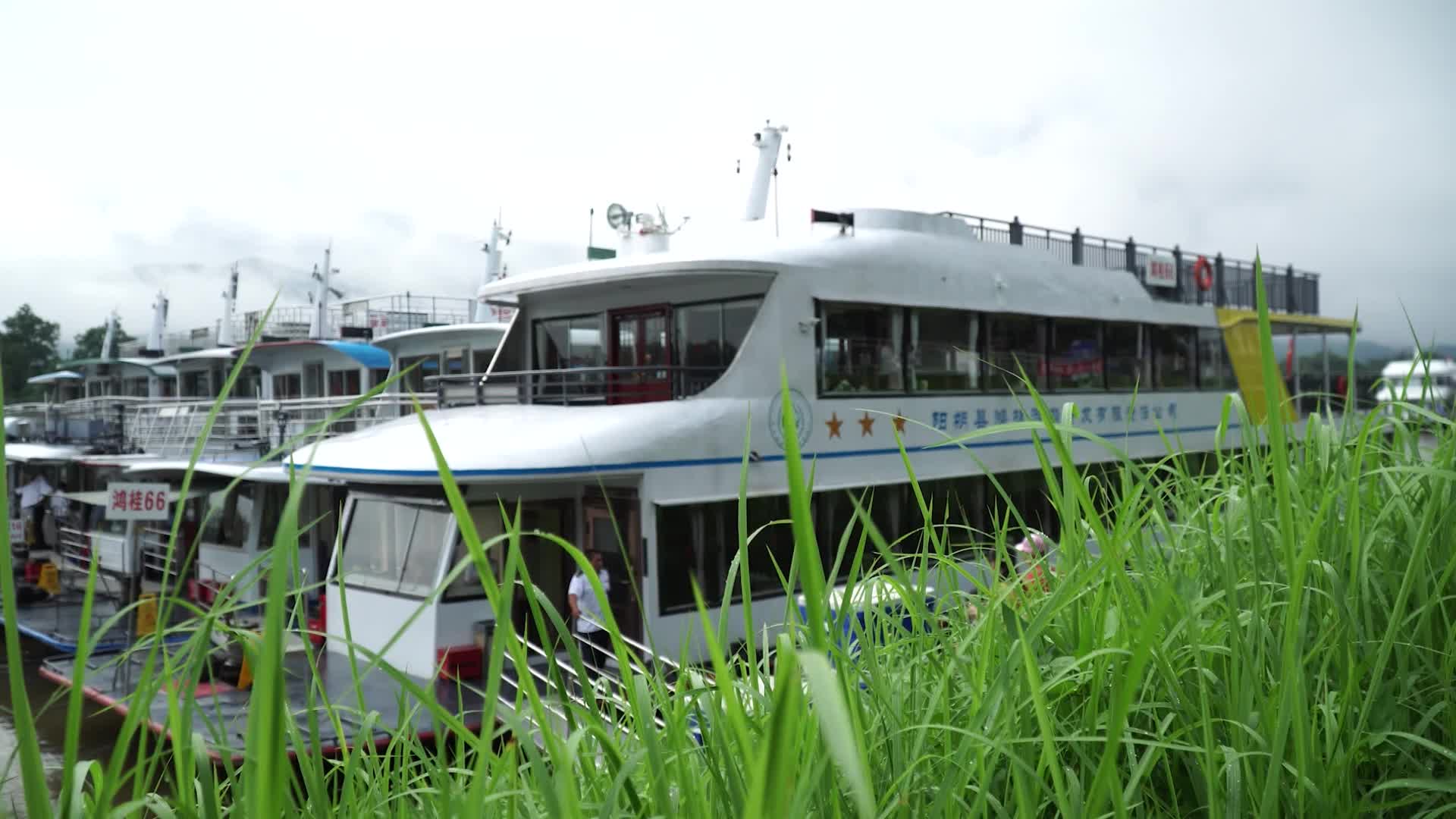 桂林大漓江游船上欣赏两岸风光视频的预览图