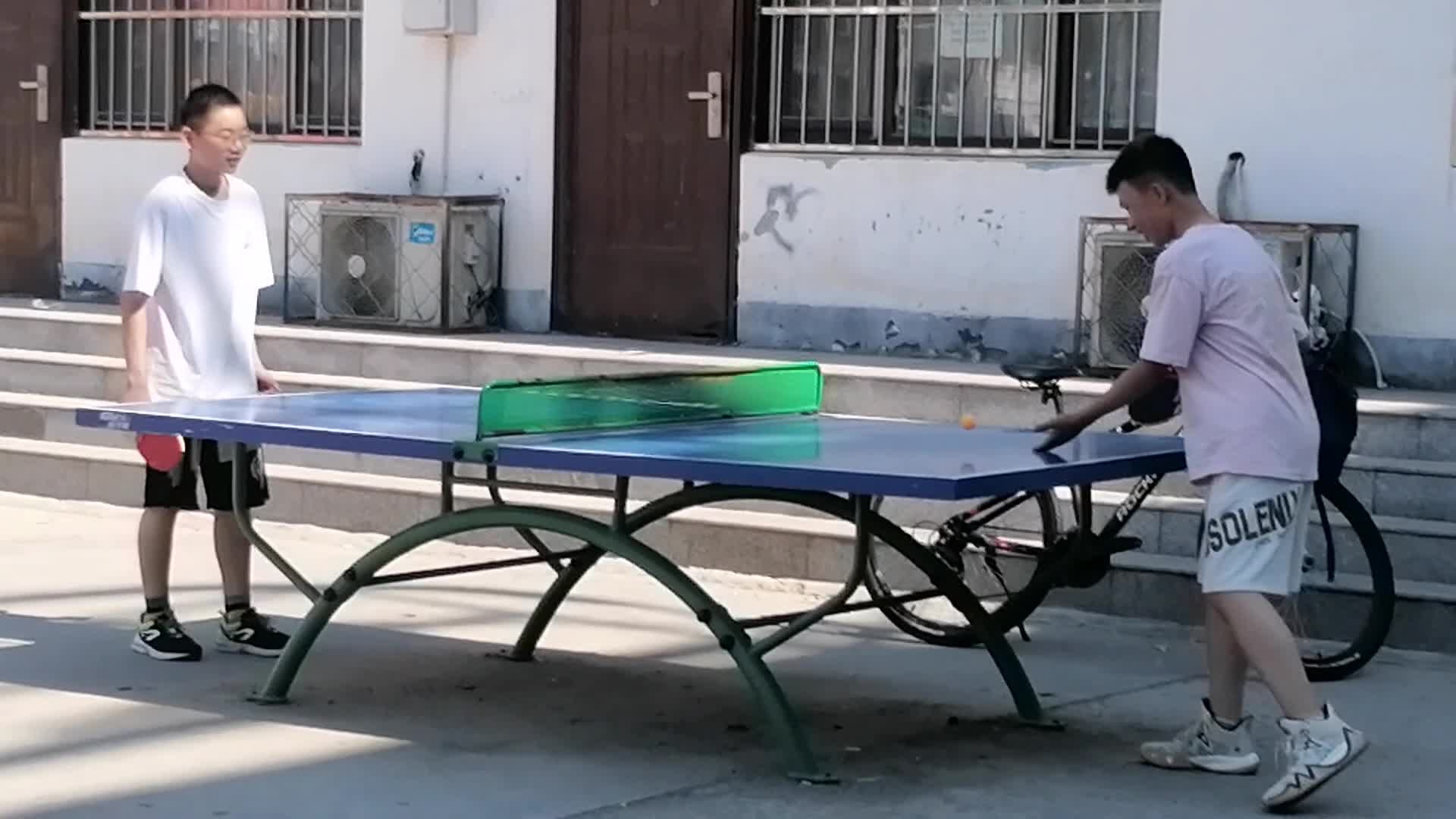 青少年打乒乓球视频的预览图