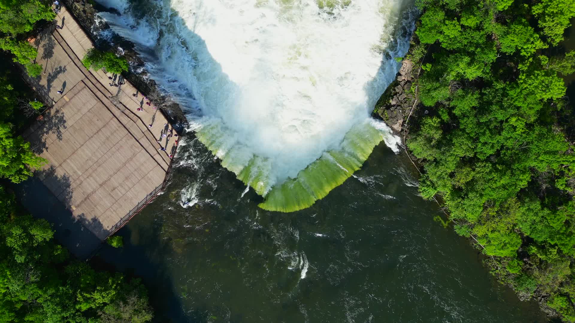 牡丹江镜泊湖吊水楼瀑布航拍4K60视频的预览图