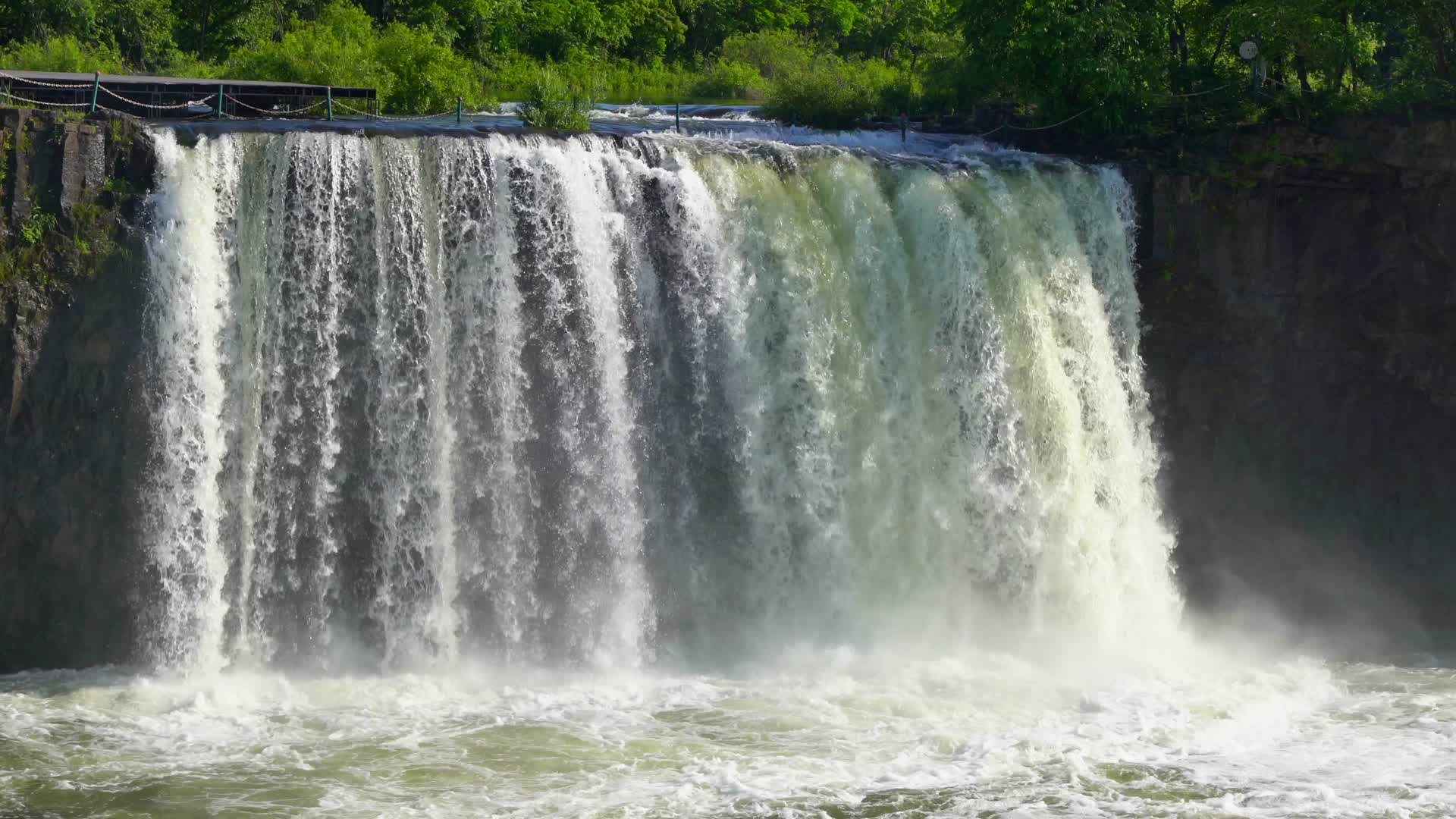 牡丹江镜泊湖吊水楼瀑布4K视频的预览图