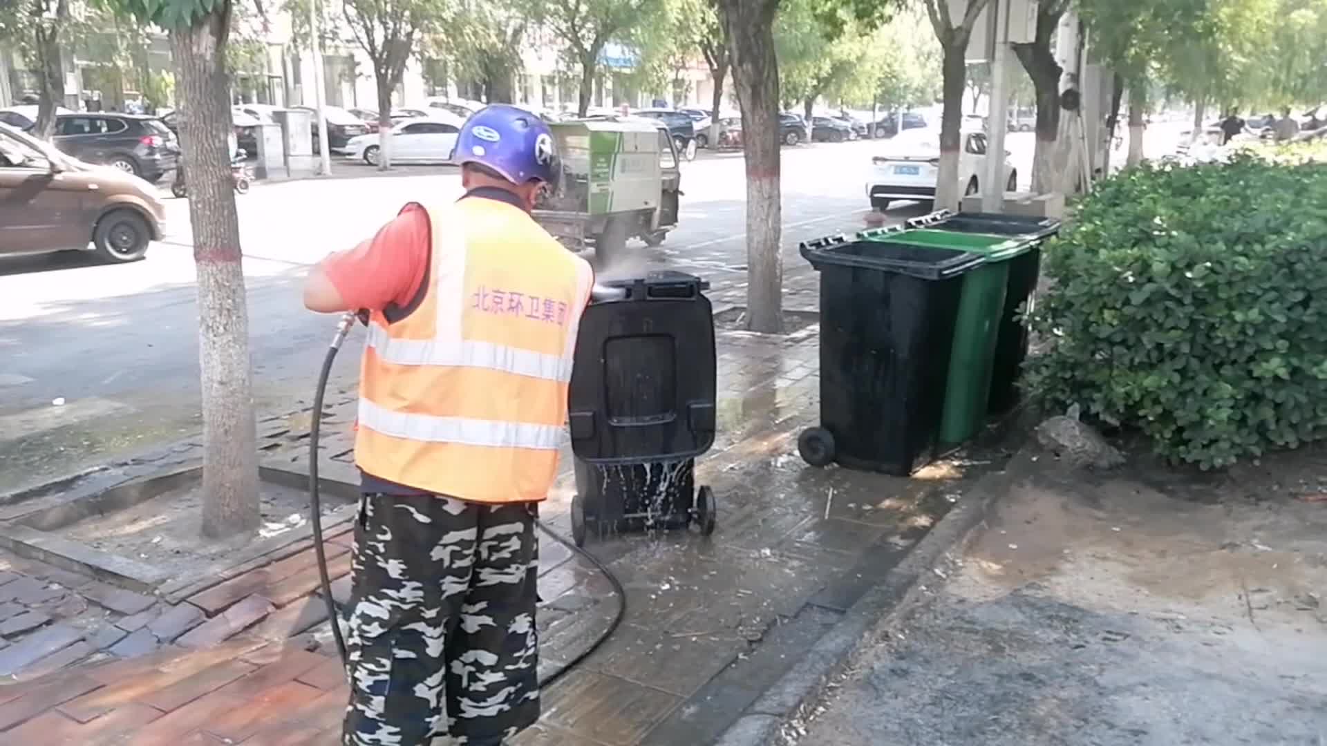 环卫工人清洗垃圾桶视频的预览图