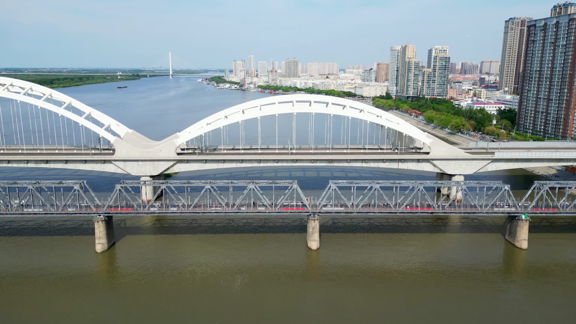 哈尔滨松花江中东铁路大桥航拍4K60视频的预览图