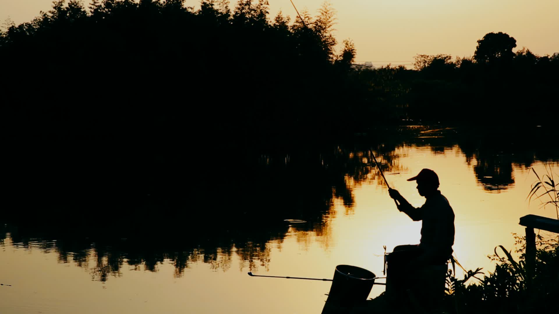 夕阳下的钓鱼人视频的预览图