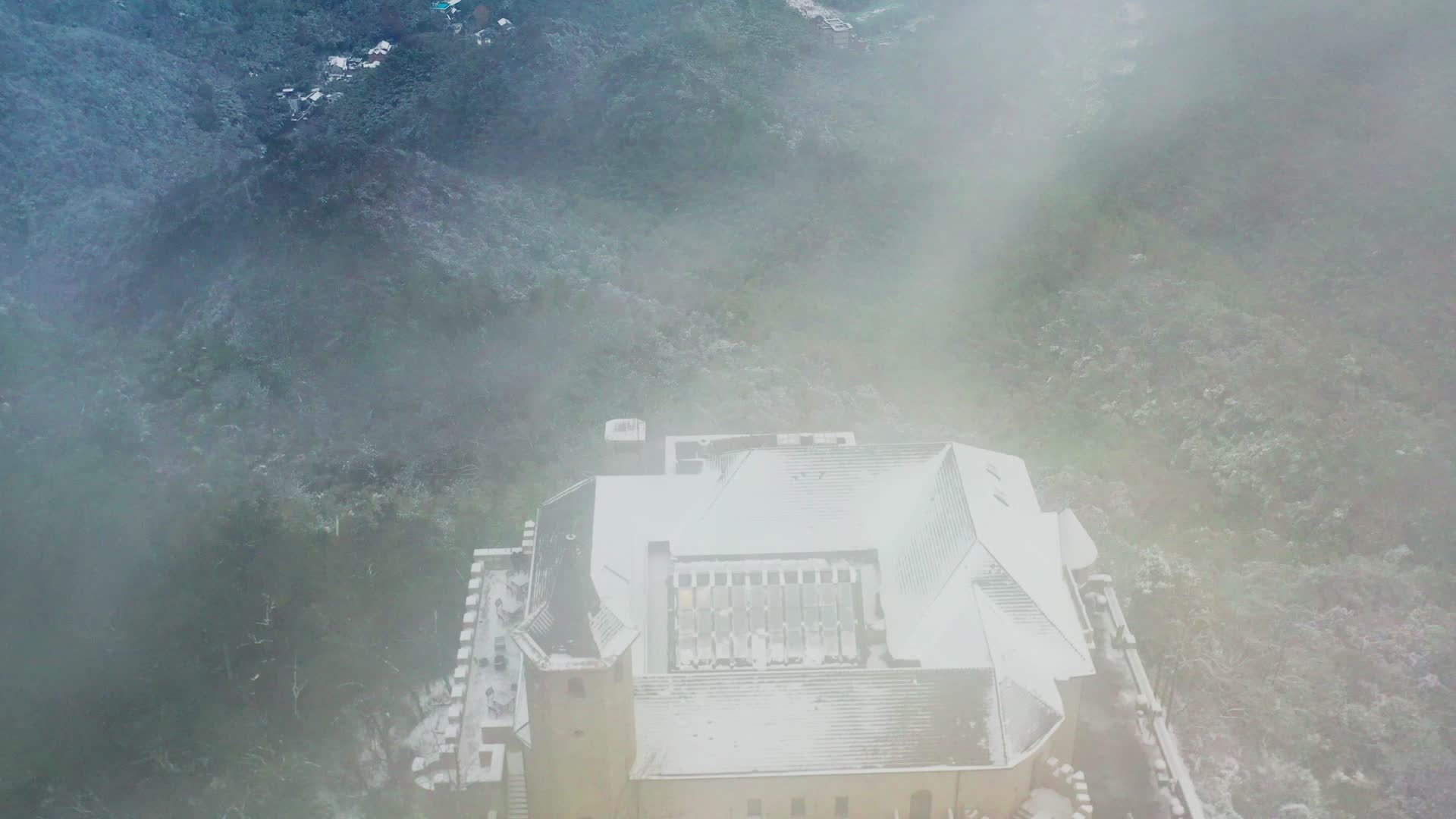 冬季山顶城堡品茶休闲时光视频的预览图