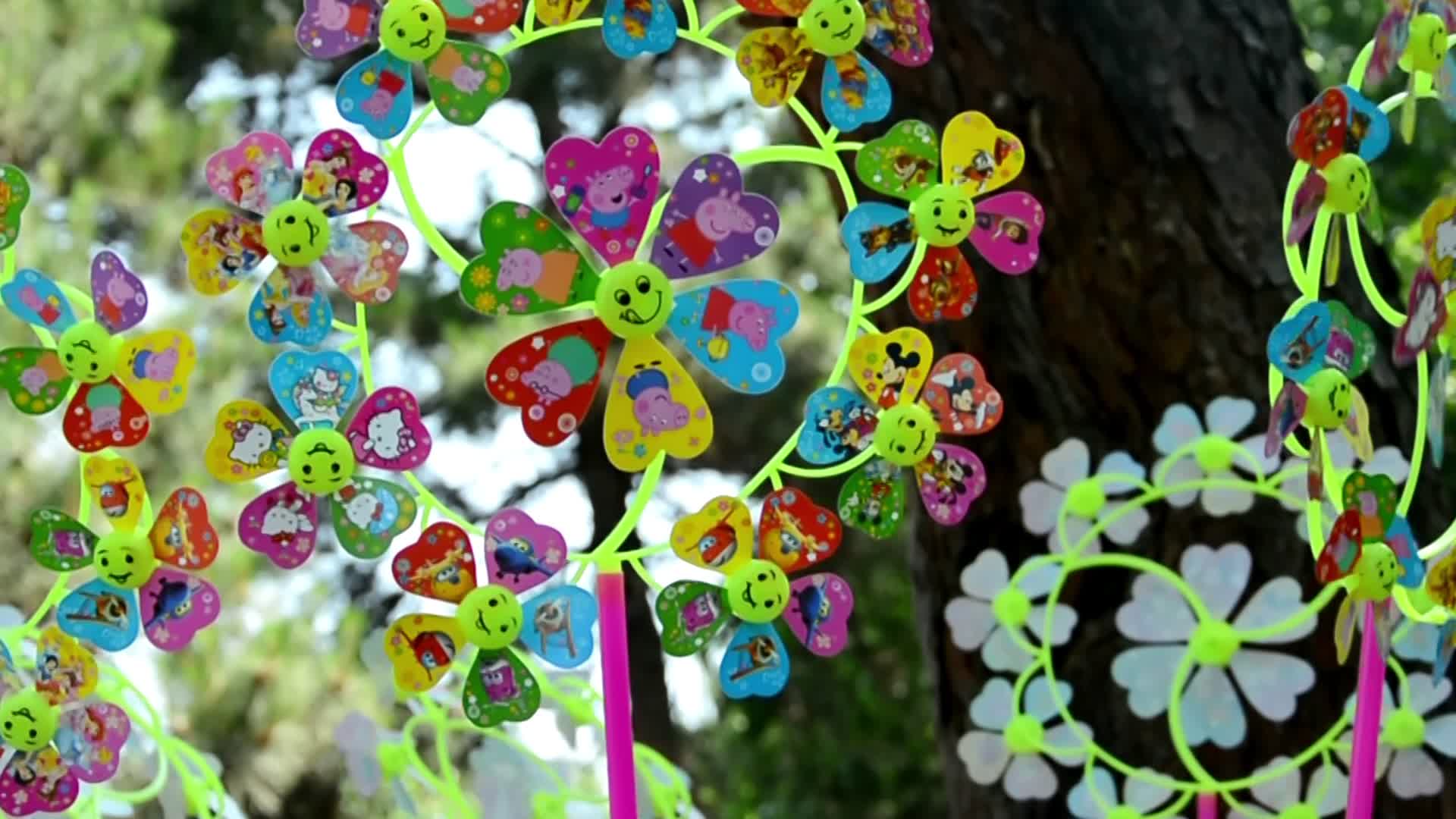 夏天城市公园中售卖的儿童玩具风车和风筝视频的预览图