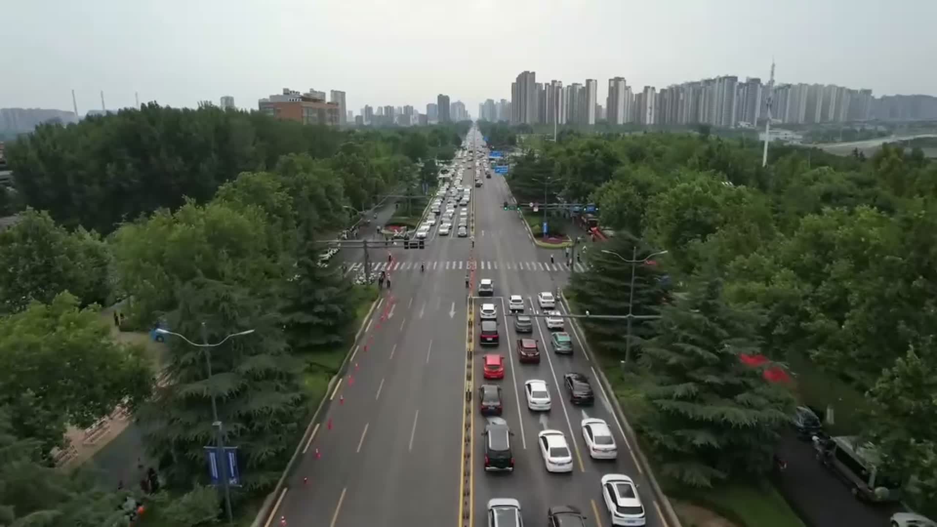 航拍城市建筑道路车辆视频的预览图