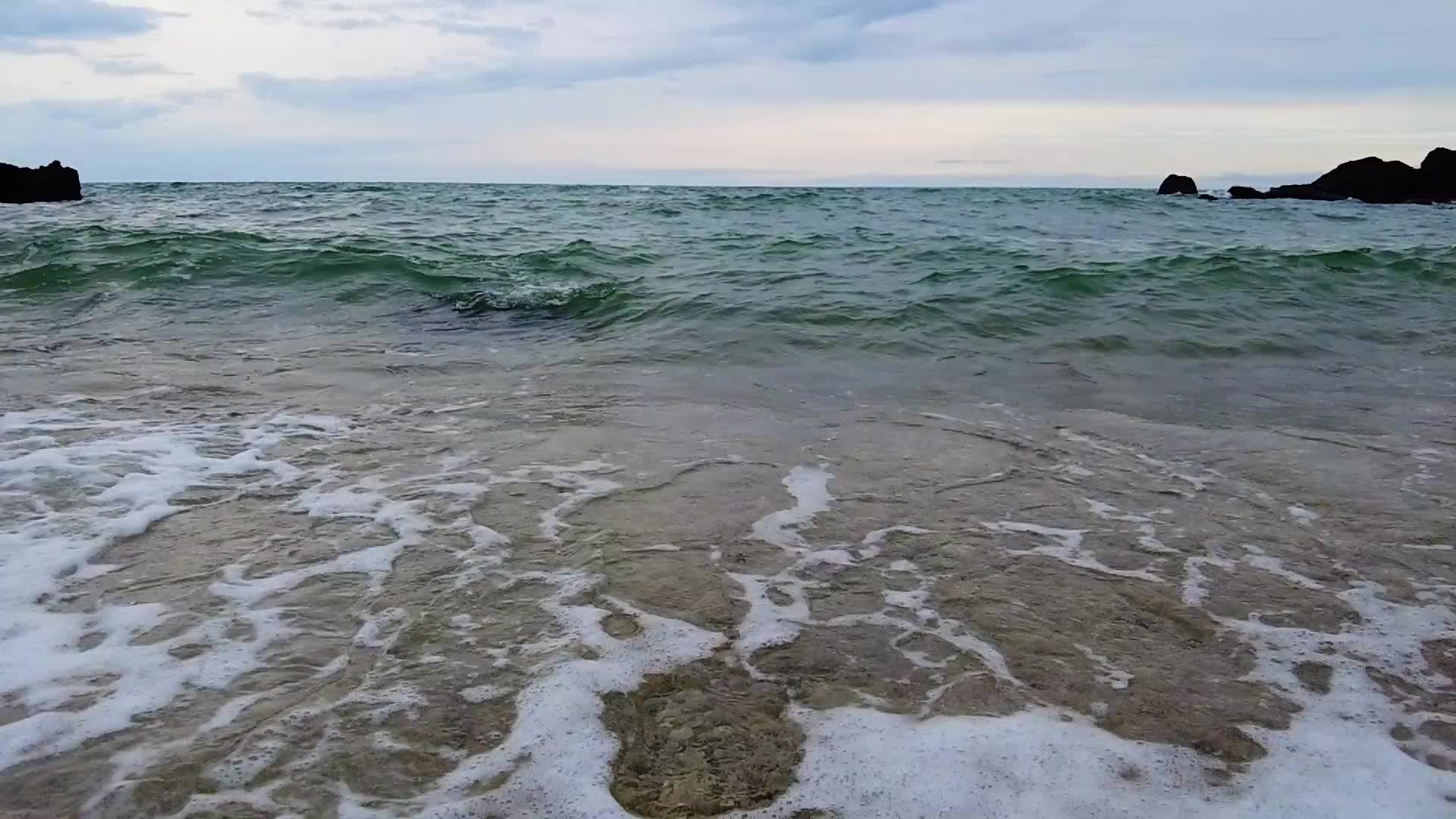 大海滩上的海浪视频的预览图