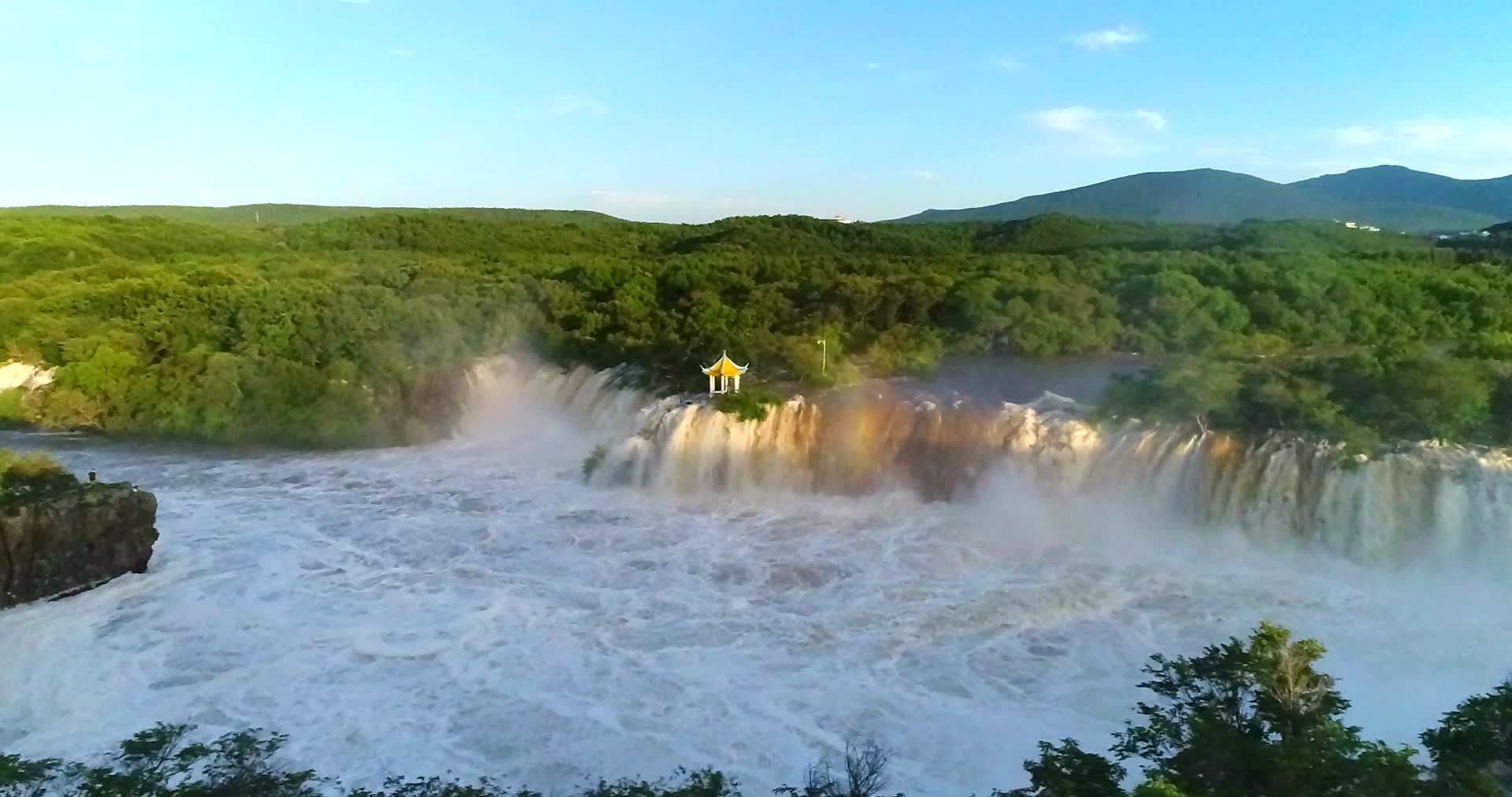 4k自然世界航拍江河森林水亭视频的预览图