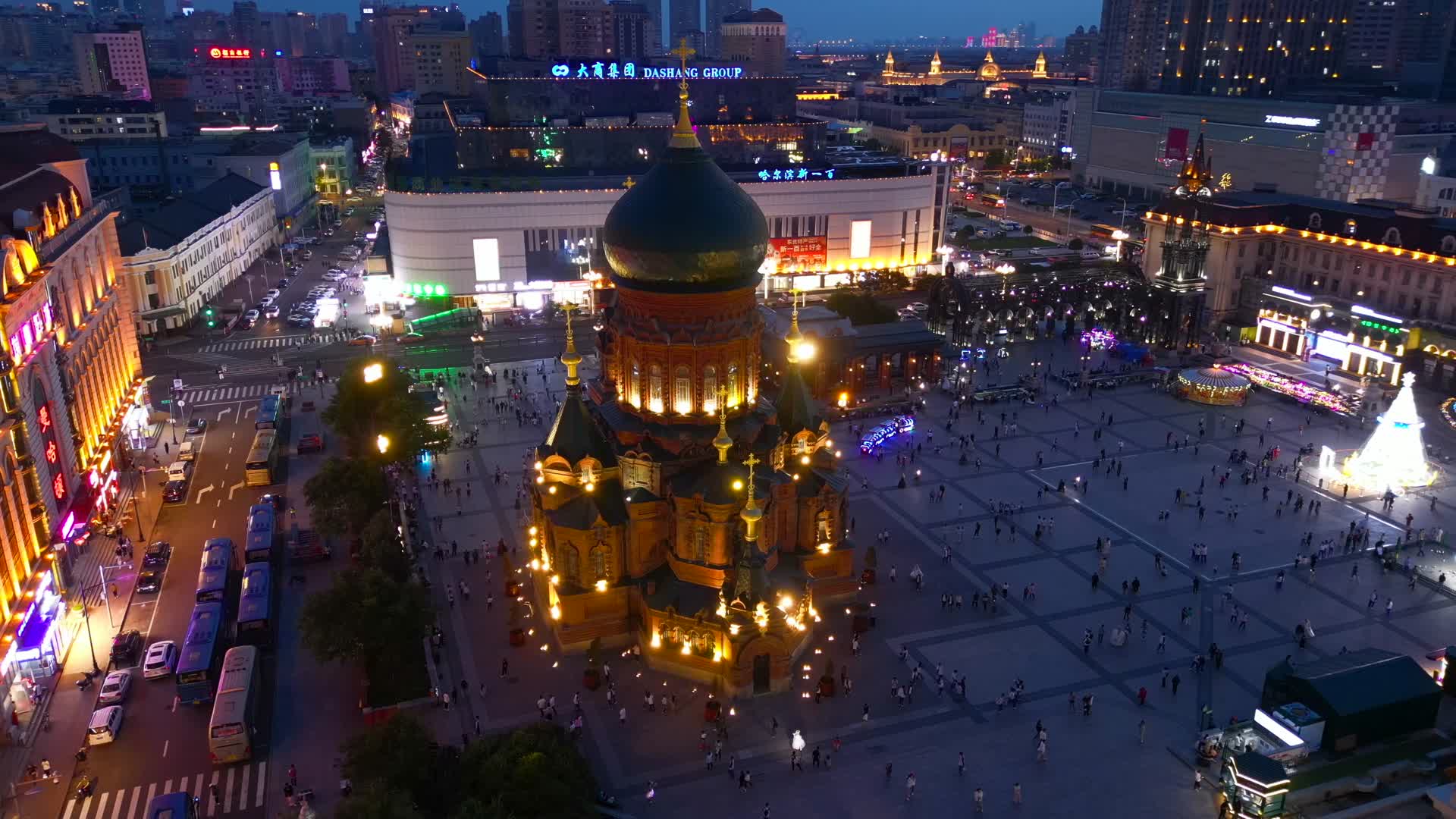哈尔滨圣索菲亚大教堂夜景航拍4K视频的预览图