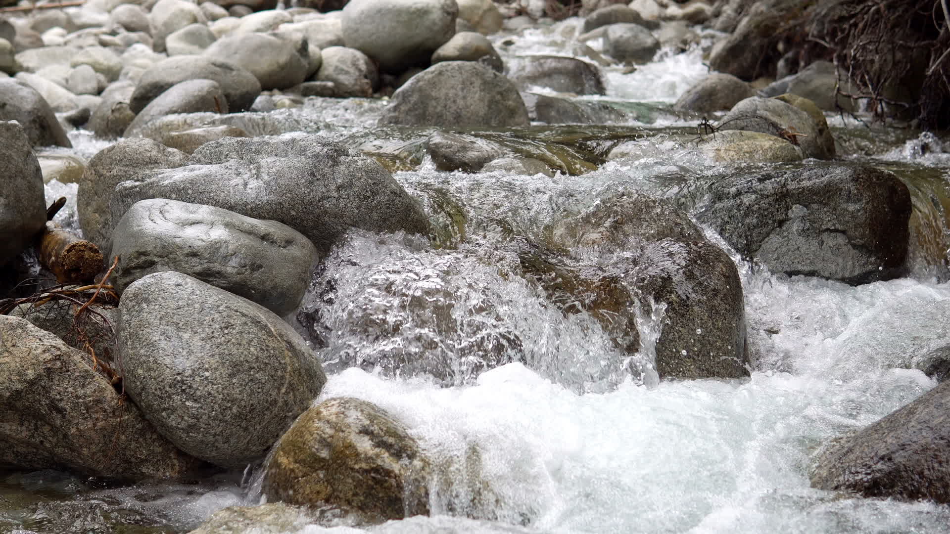 4k自然界航拍小溪江河水石头视频的预览图