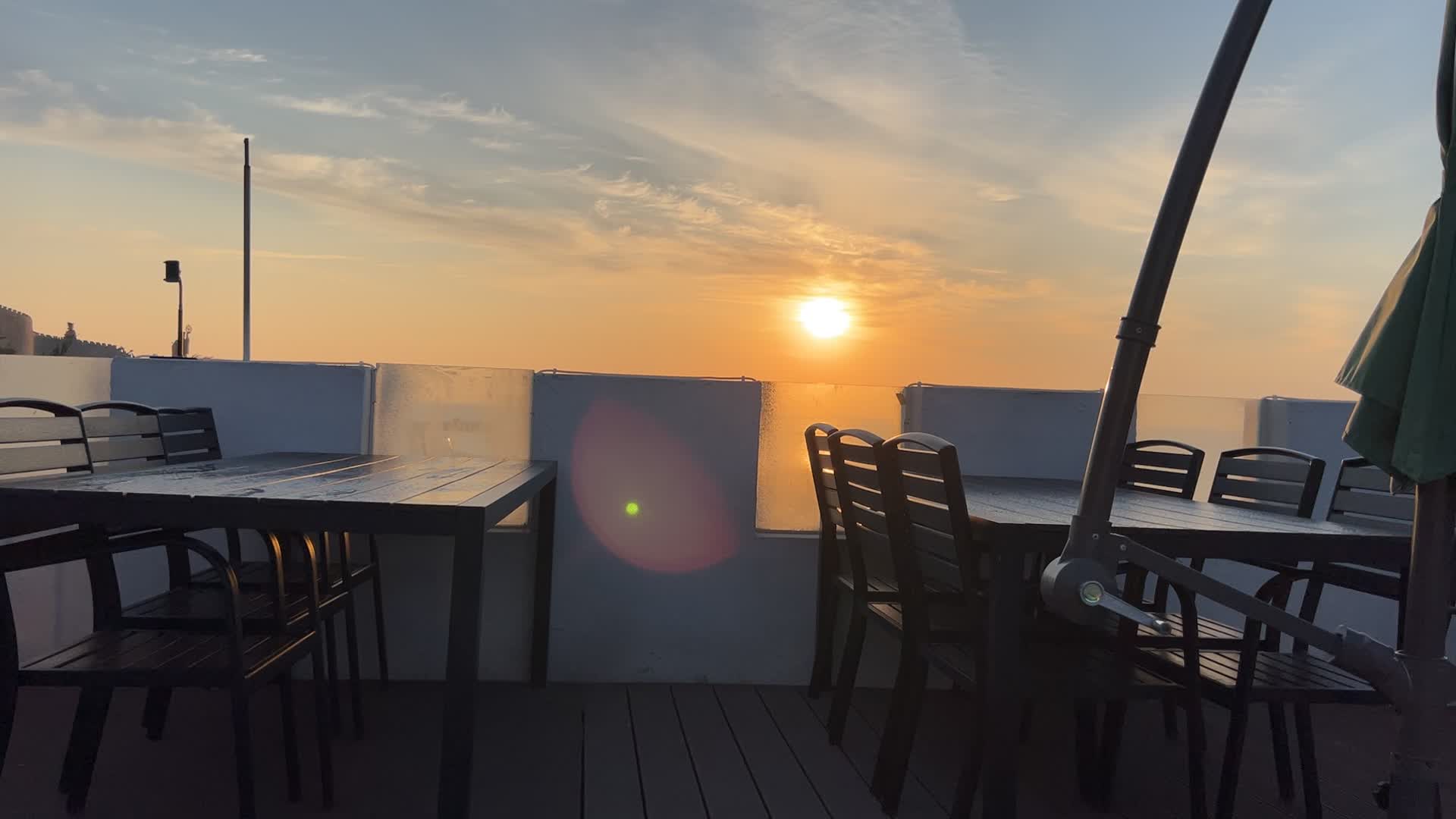 航拍风景海上日出清晨日出视频的预览图