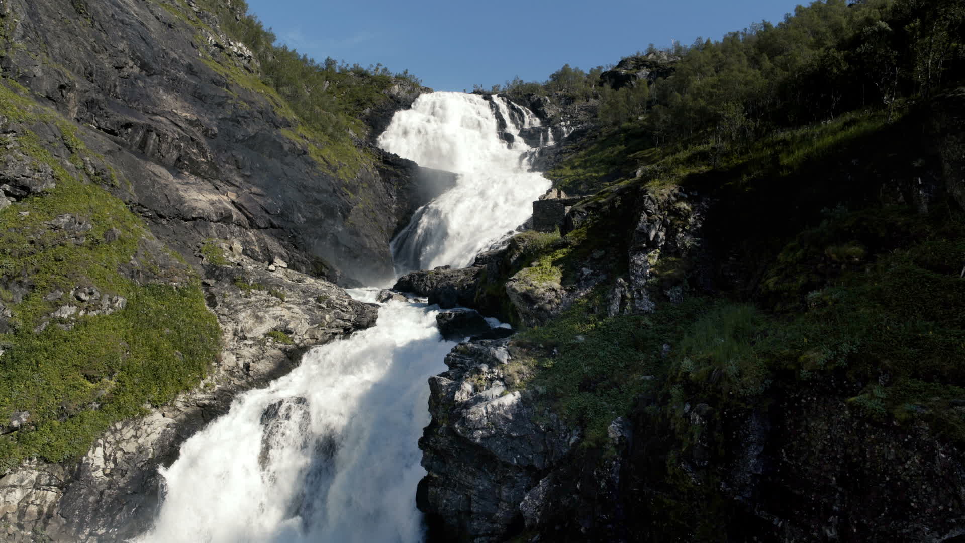 4k航拍自然界高山流水瀑布视频的预览图