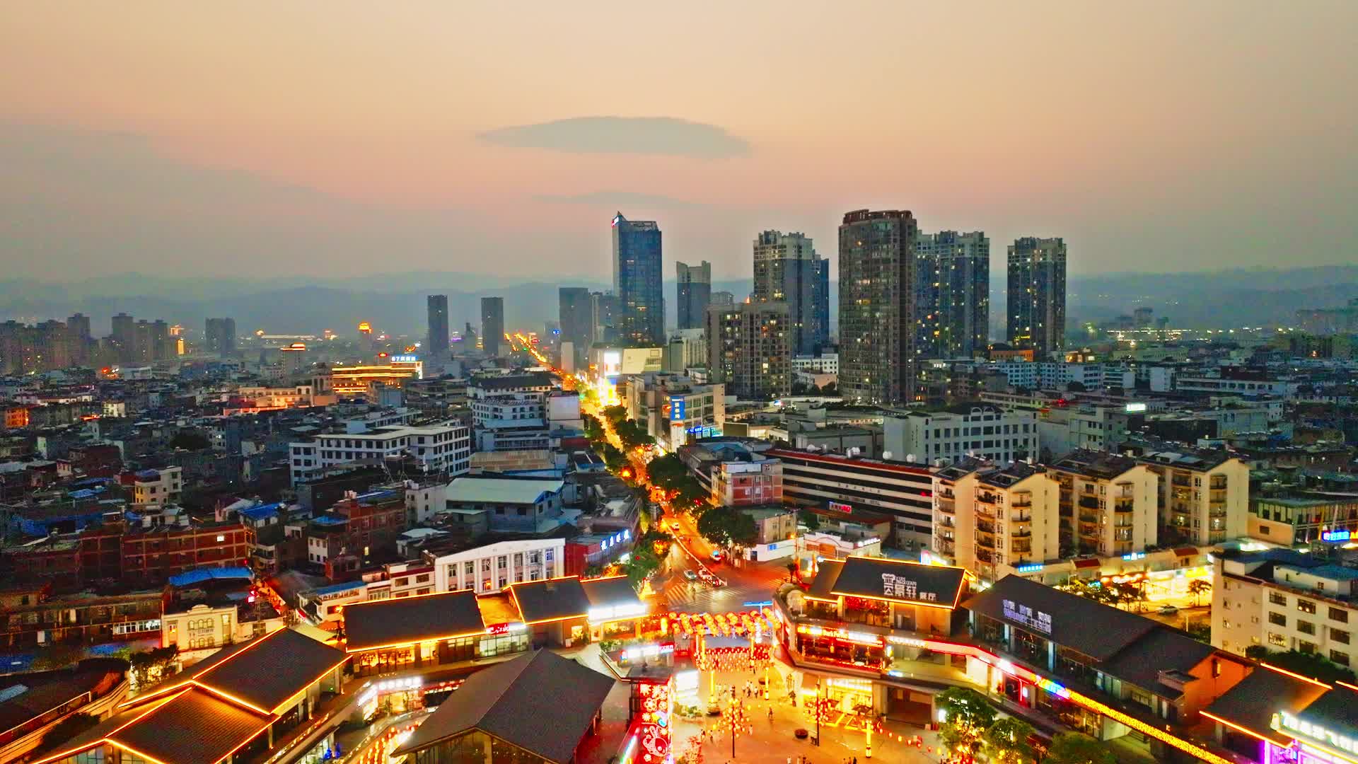 云南省红河州弥勒市髯翁路城市夜景4K航拍视频的预览图