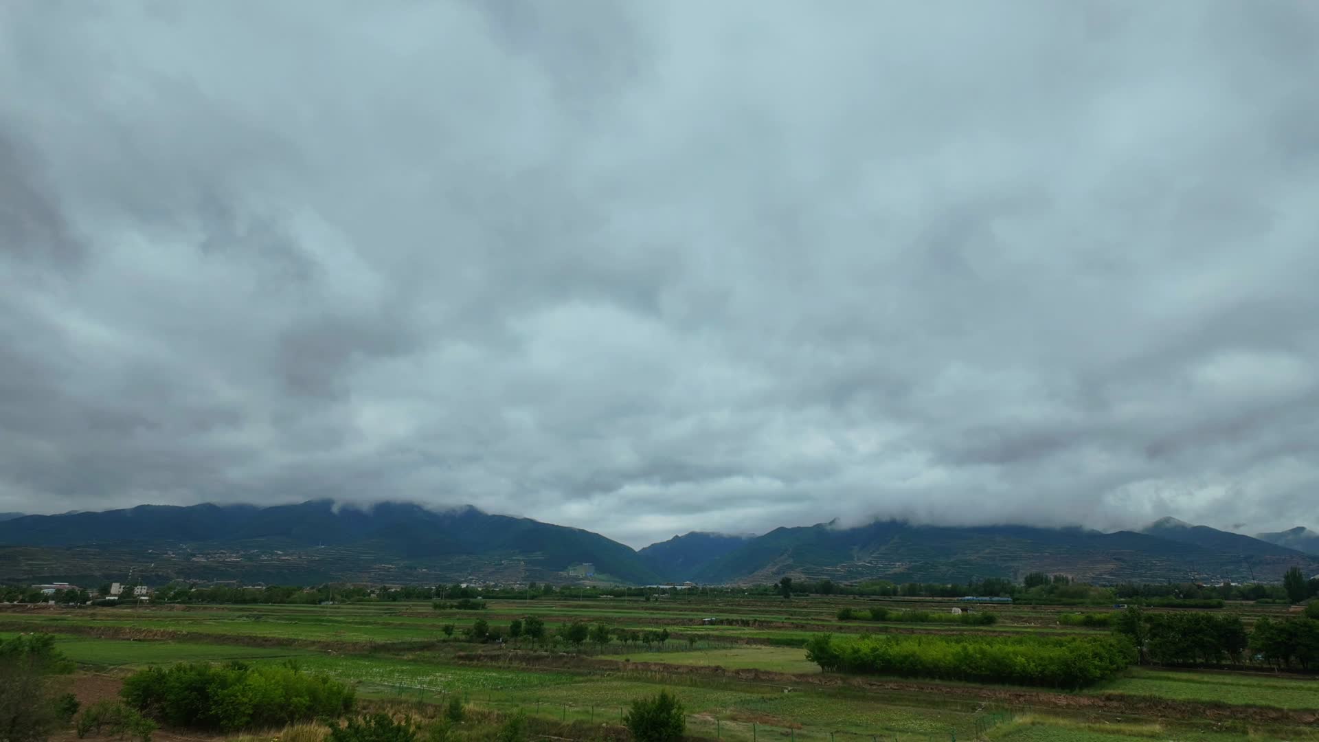 乡村阴雨天延时摄影视频的预览图