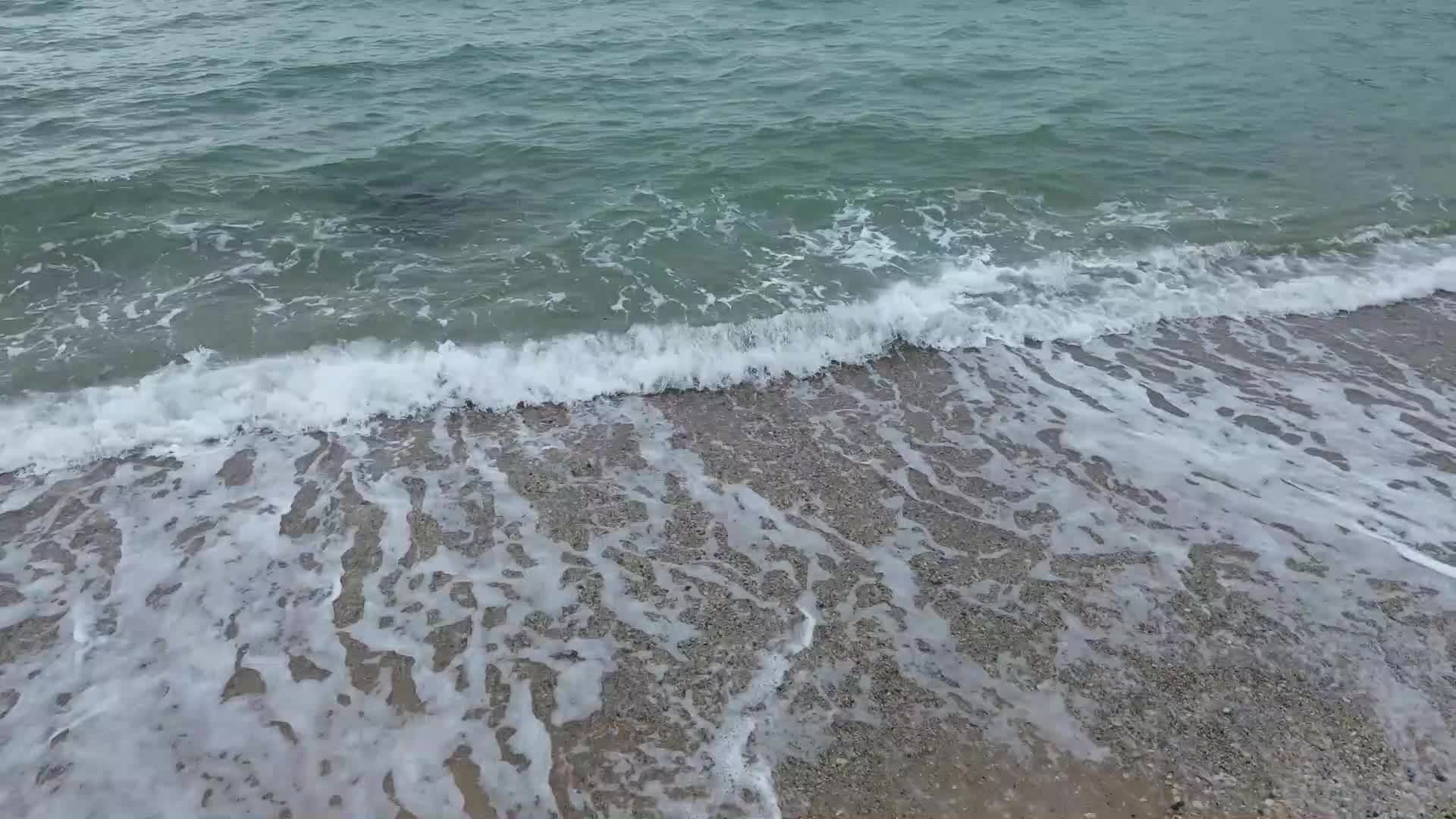 大海海滩上的海水浪花视频的预览图