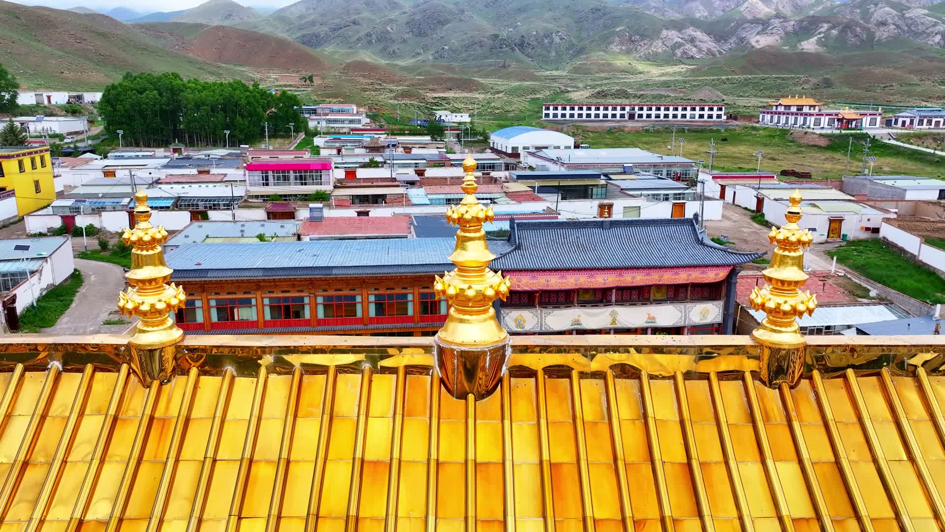 航拍青海海南州共和千卜录寺藏传佛教视频的预览图