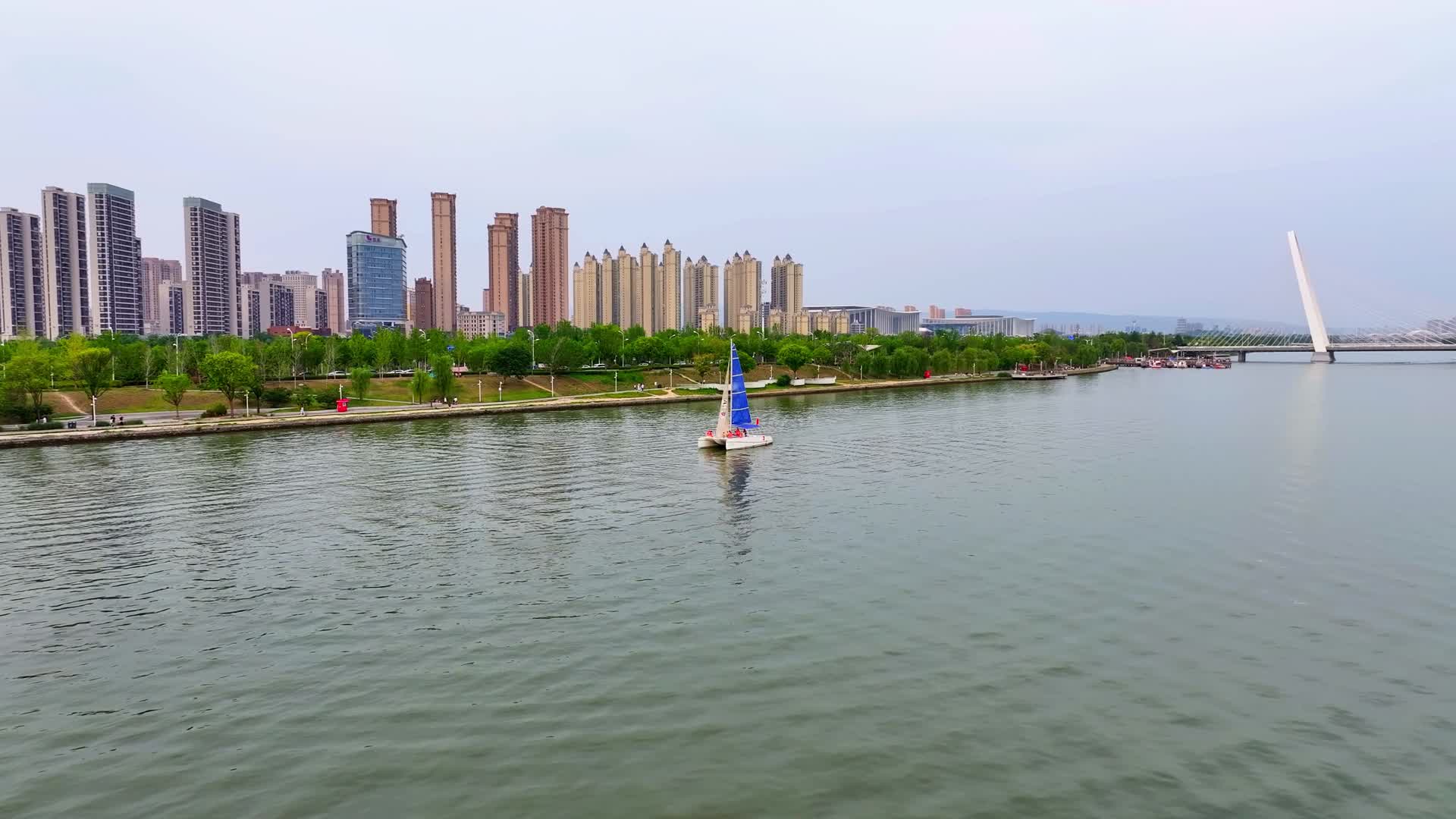 航拍西安灞桥区浐河帆船视频的预览图
