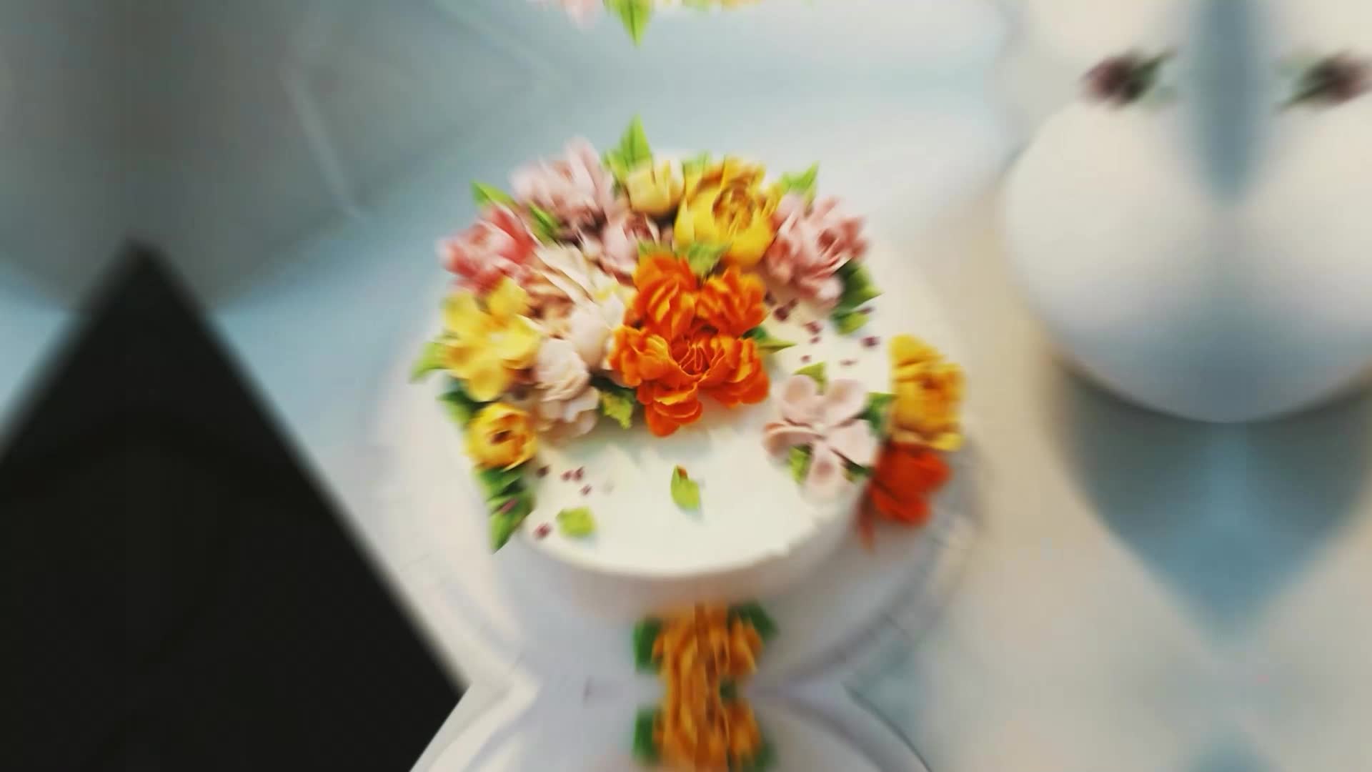 蛋糕制作裱花过程视频的预览图