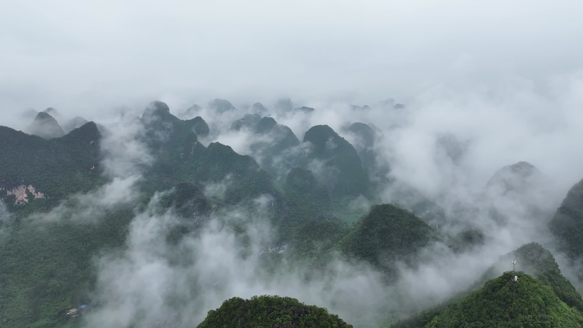 航拍山区云雾缭绕高速视频的预览图