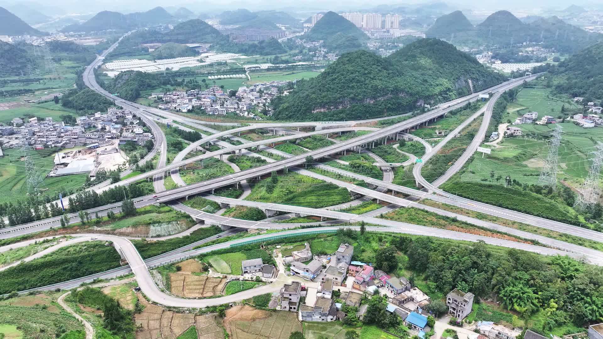 航拍贵州高速互通景色视频的预览图