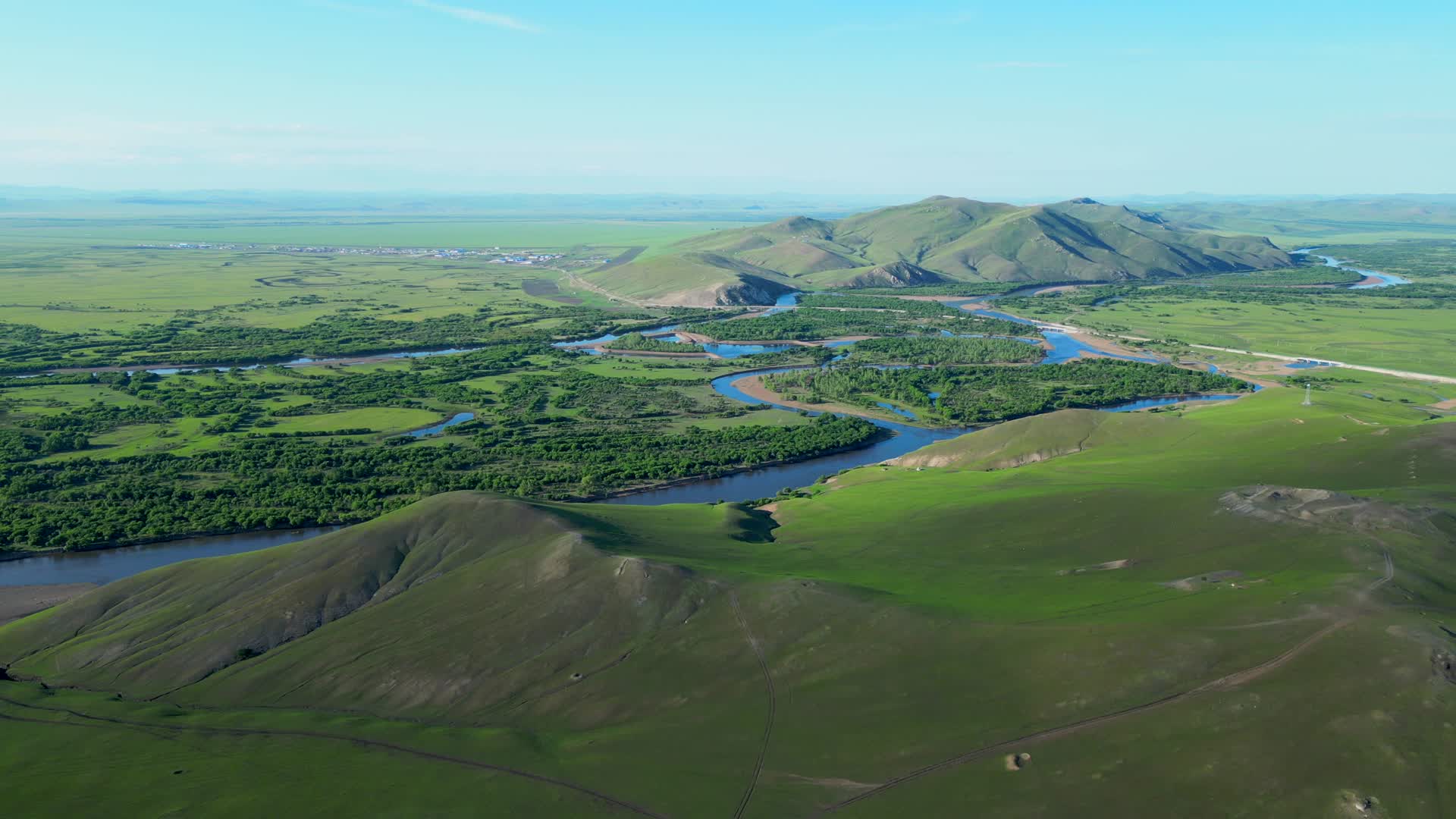 内蒙古额尔古纳河流风光航拍4K60视频的预览图