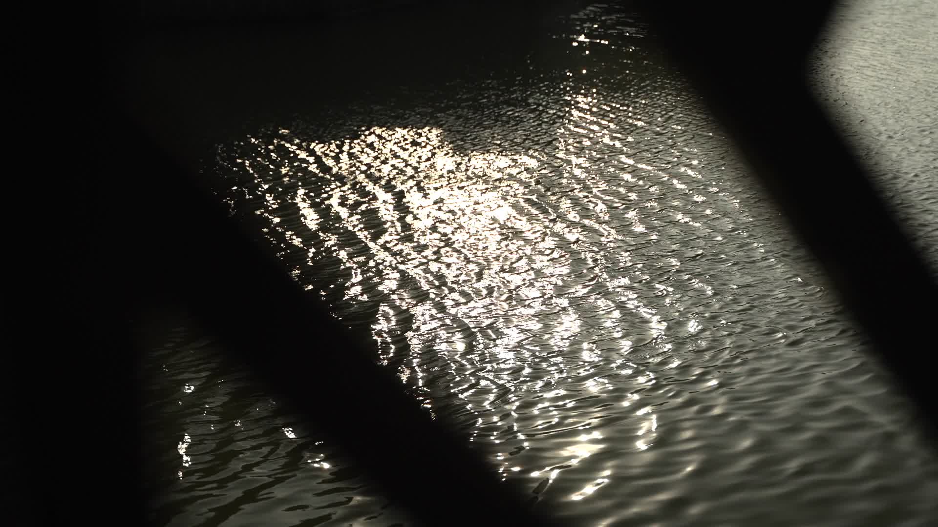 男子走在水上廊道古亭子夕阳波光粼粼视频的预览图