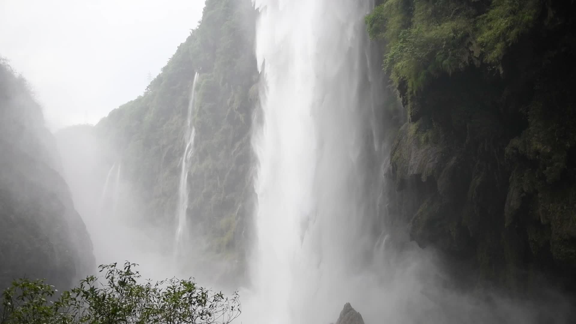 峡谷瀑布河流自然风光美如画视频的预览图