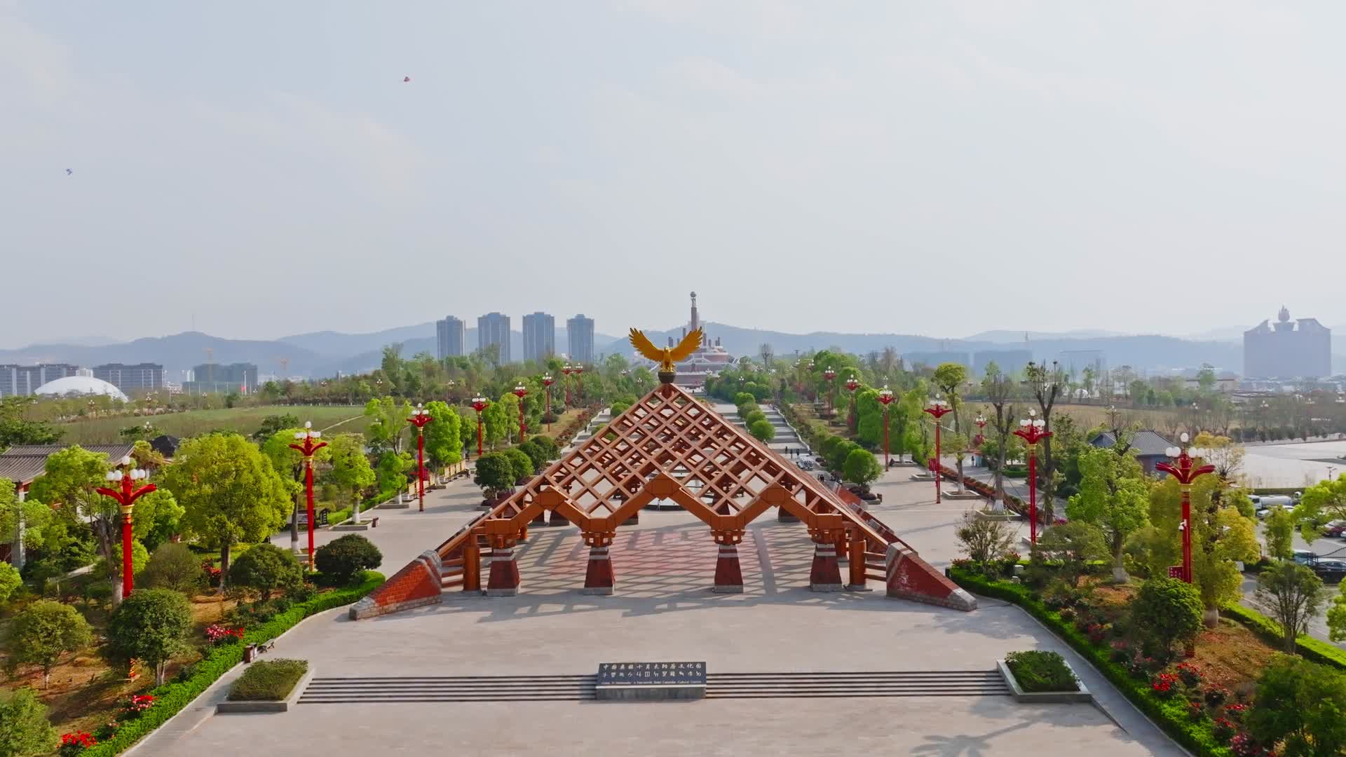 云南楚雄彝族十月太阳历文化园雄鹰祭坛航拍视频的预览图