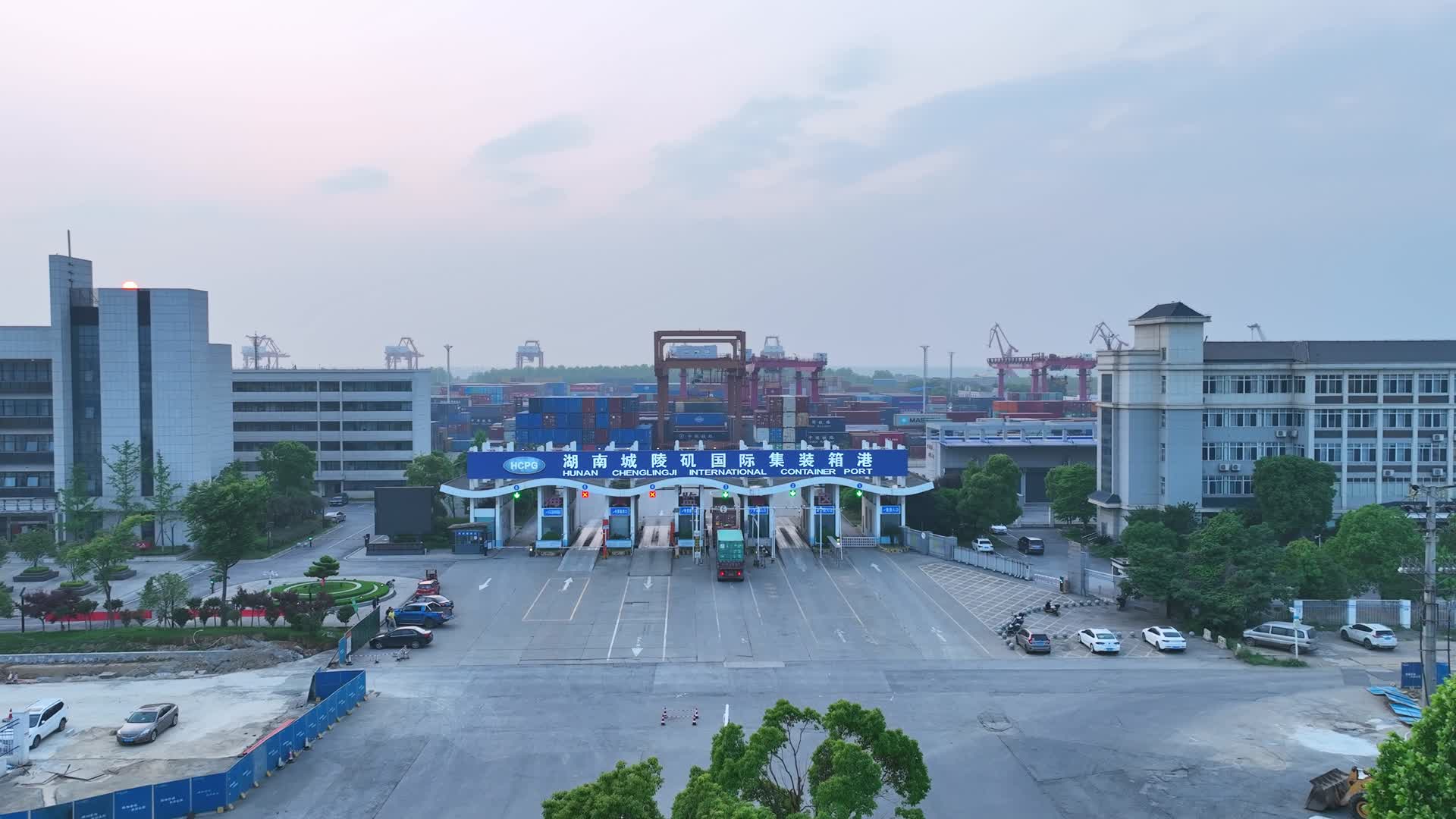 湖南岳阳国际集装箱码头视频的预览图