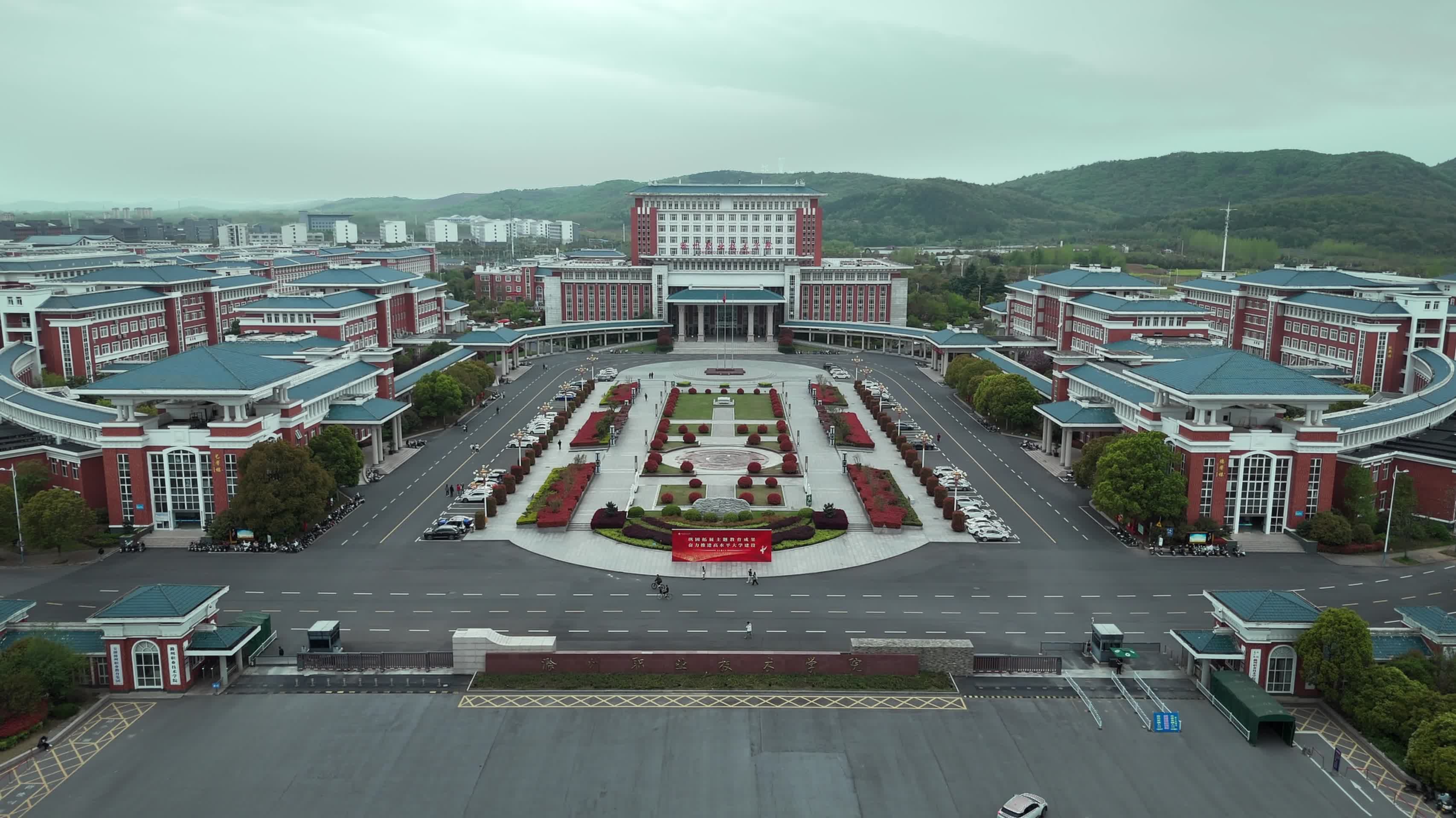 滁州职业技术学院大门航拍视频的预览图