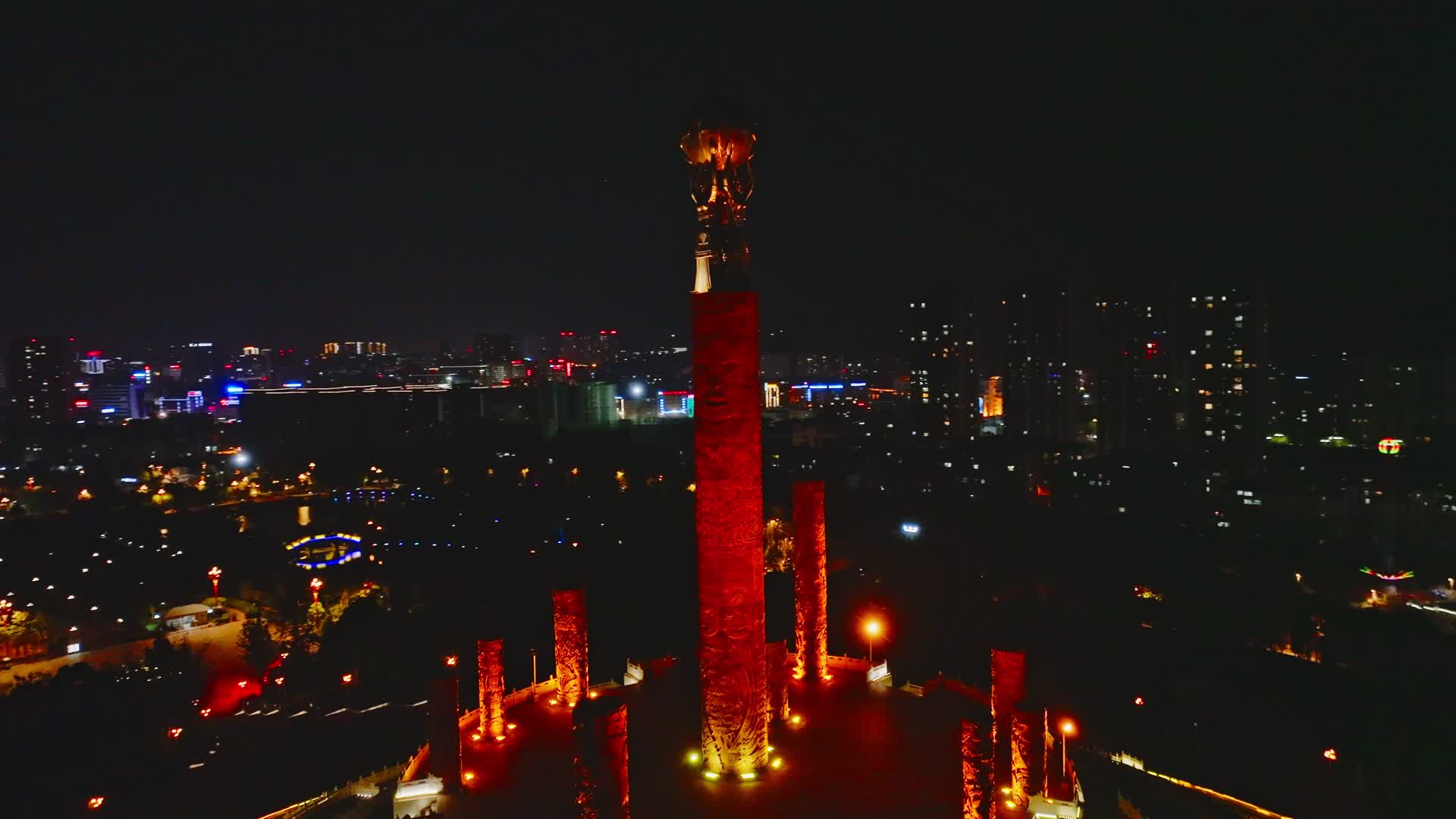 楚雄彝族十月太阳历文化公园雕塑夜景航拍视频的预览图