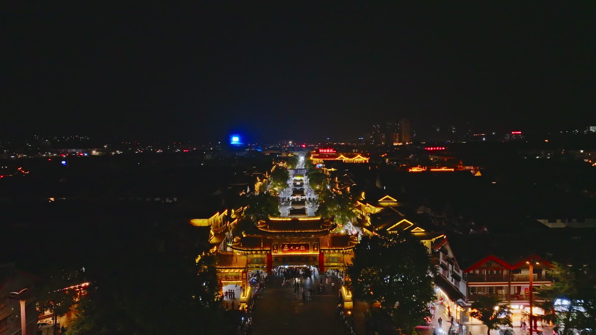 云南楚雄彝族自治州彝人古镇步行街夜景航拍视频的预览图