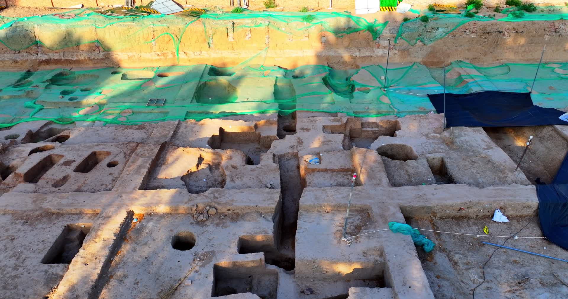 航拍陕西西安考古遗址考古现场视频的预览图