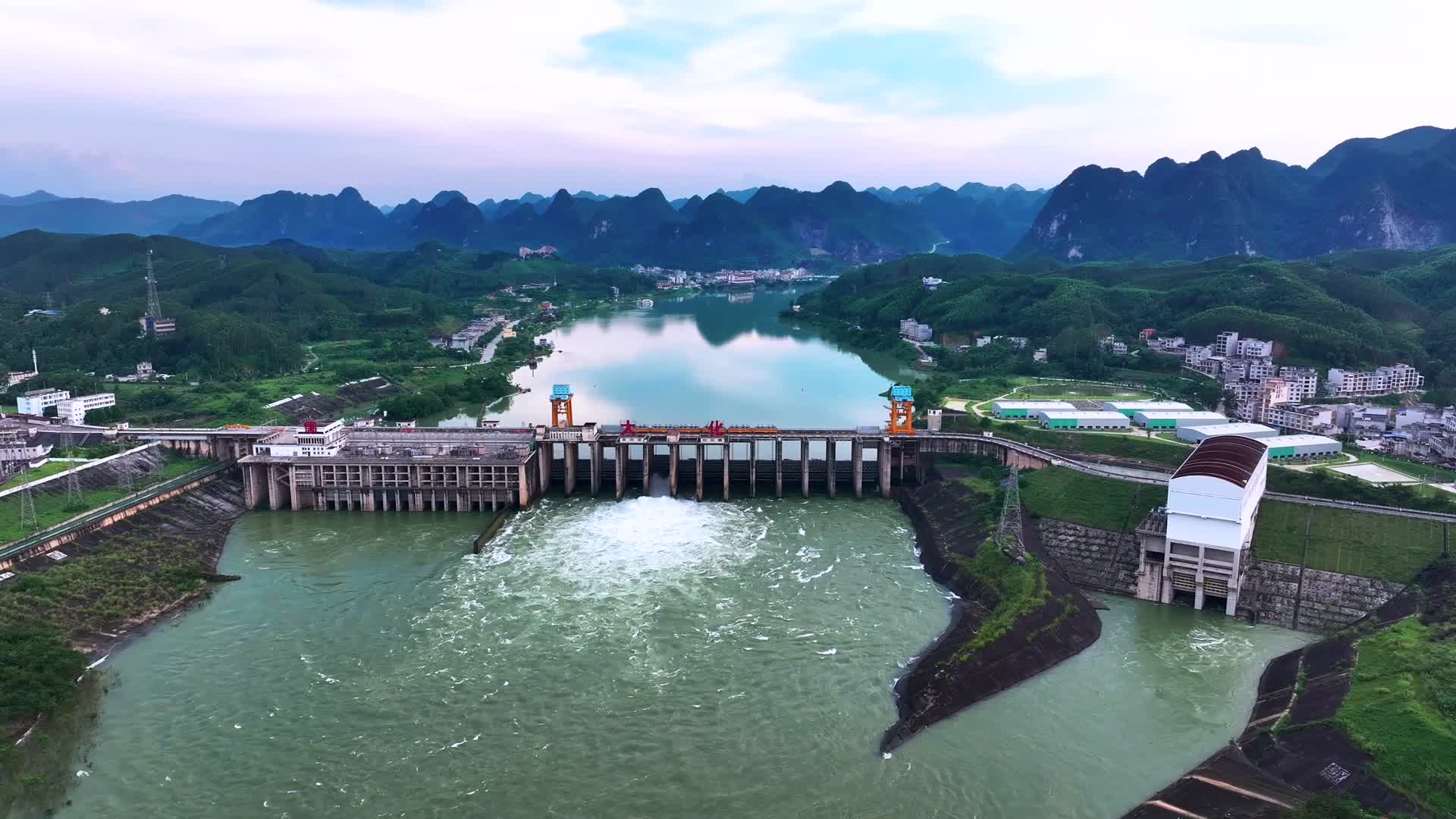 4K航拍广西河池大化县最美山水画美景视频的预览图
