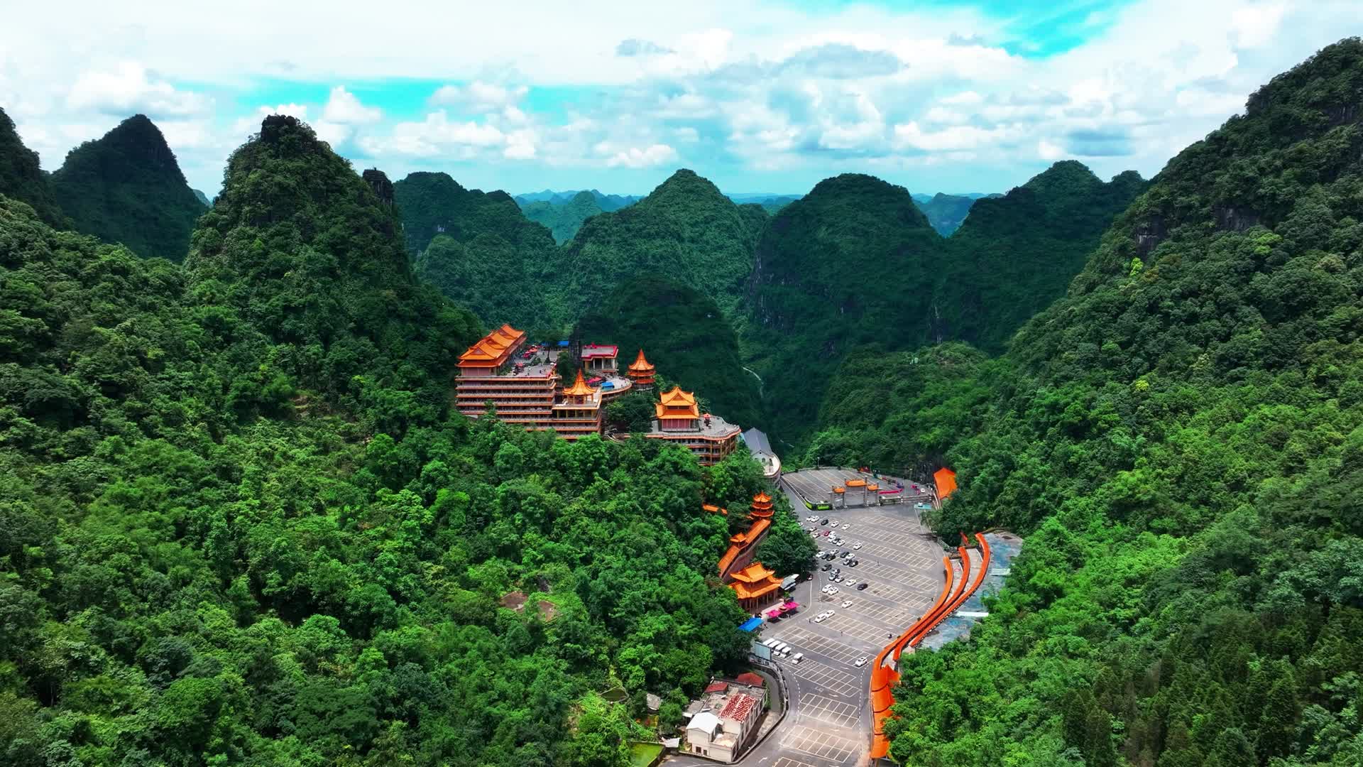 4K航拍广西南宁马山县无限自然美景视频的预览图