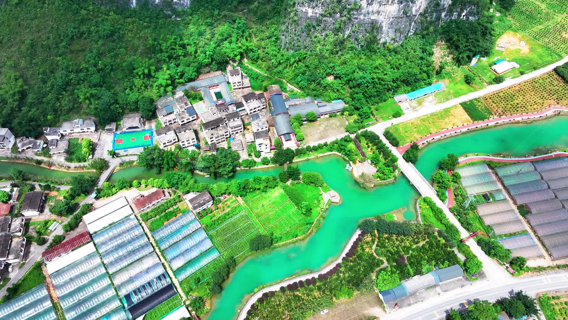 4K无人机航拍广西南宁马山县城镇风光视频的预览图