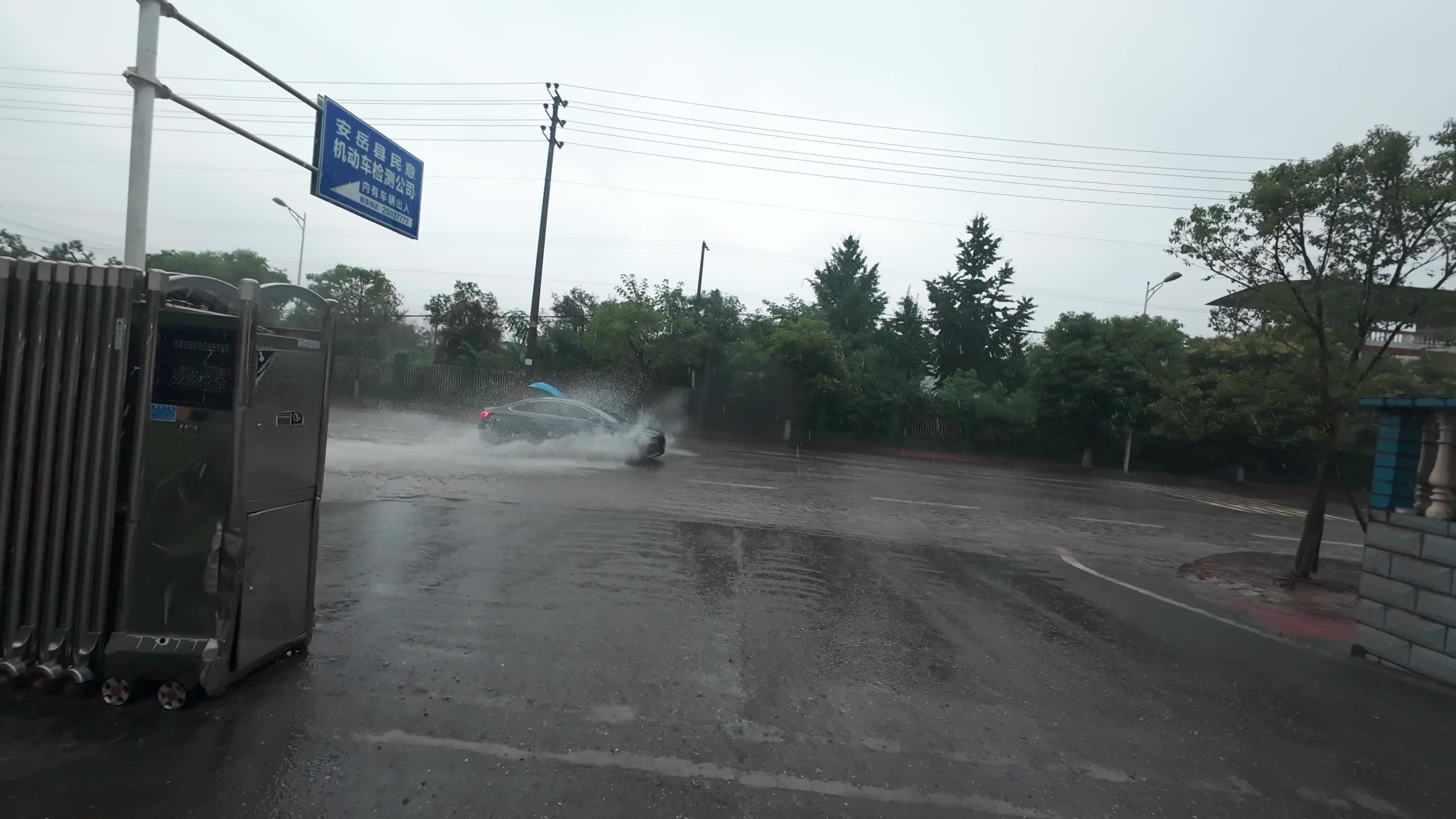 暴雨过后车辆行驶视频的预览图